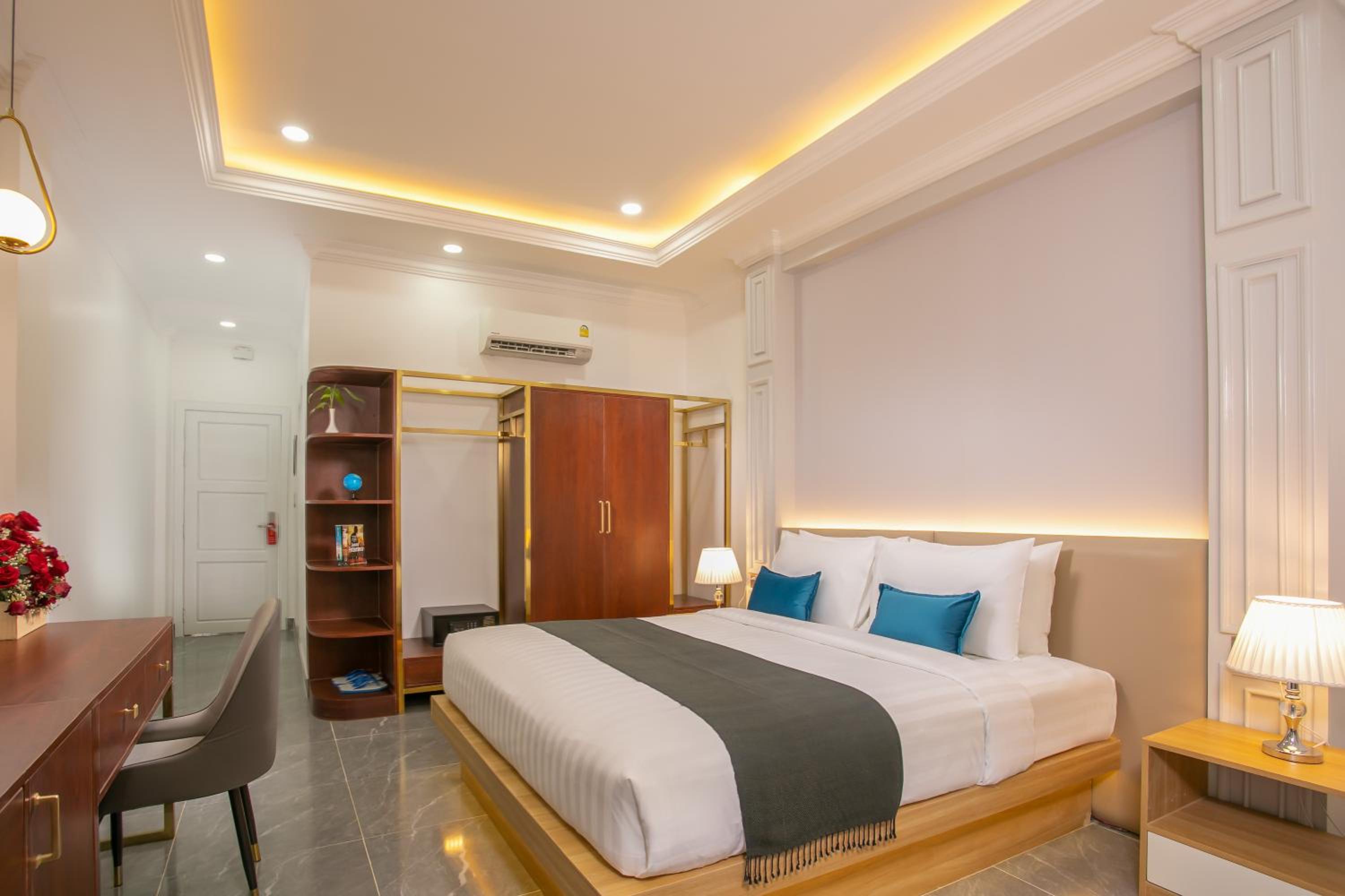 Deluxe King Room - Photo 2