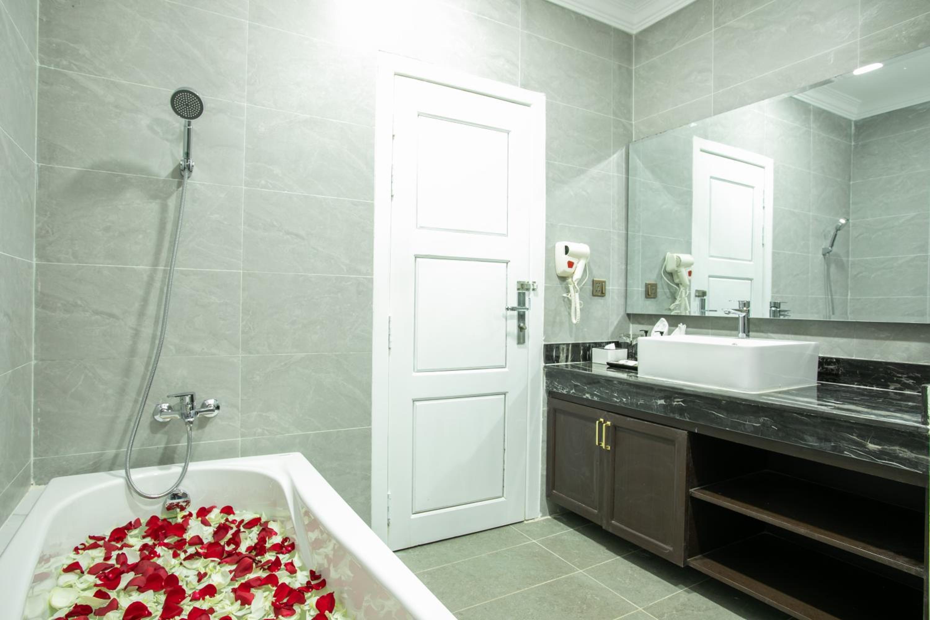 Deluxe King Room - Photo 5
