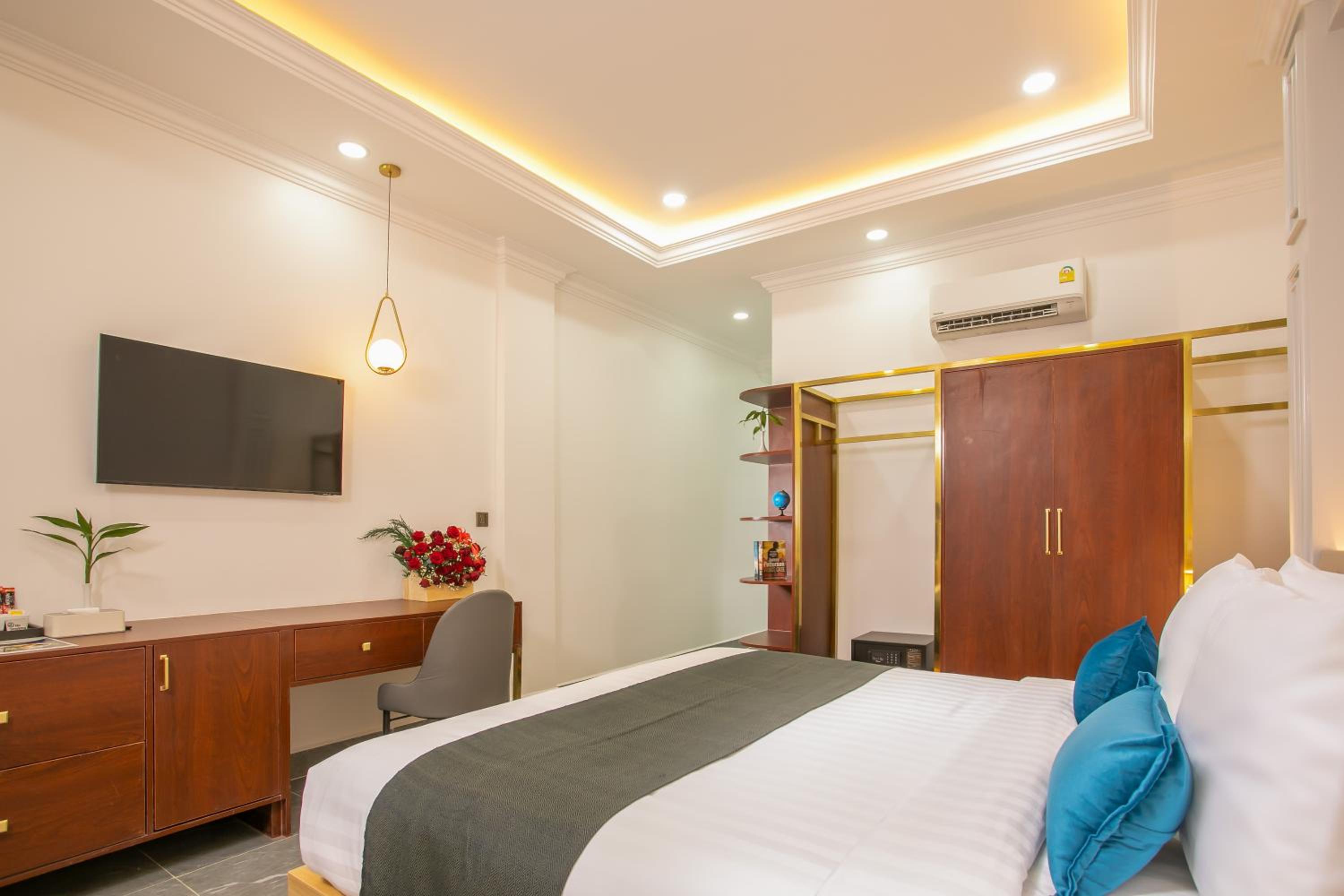 Deluxe King Room - Photo 1