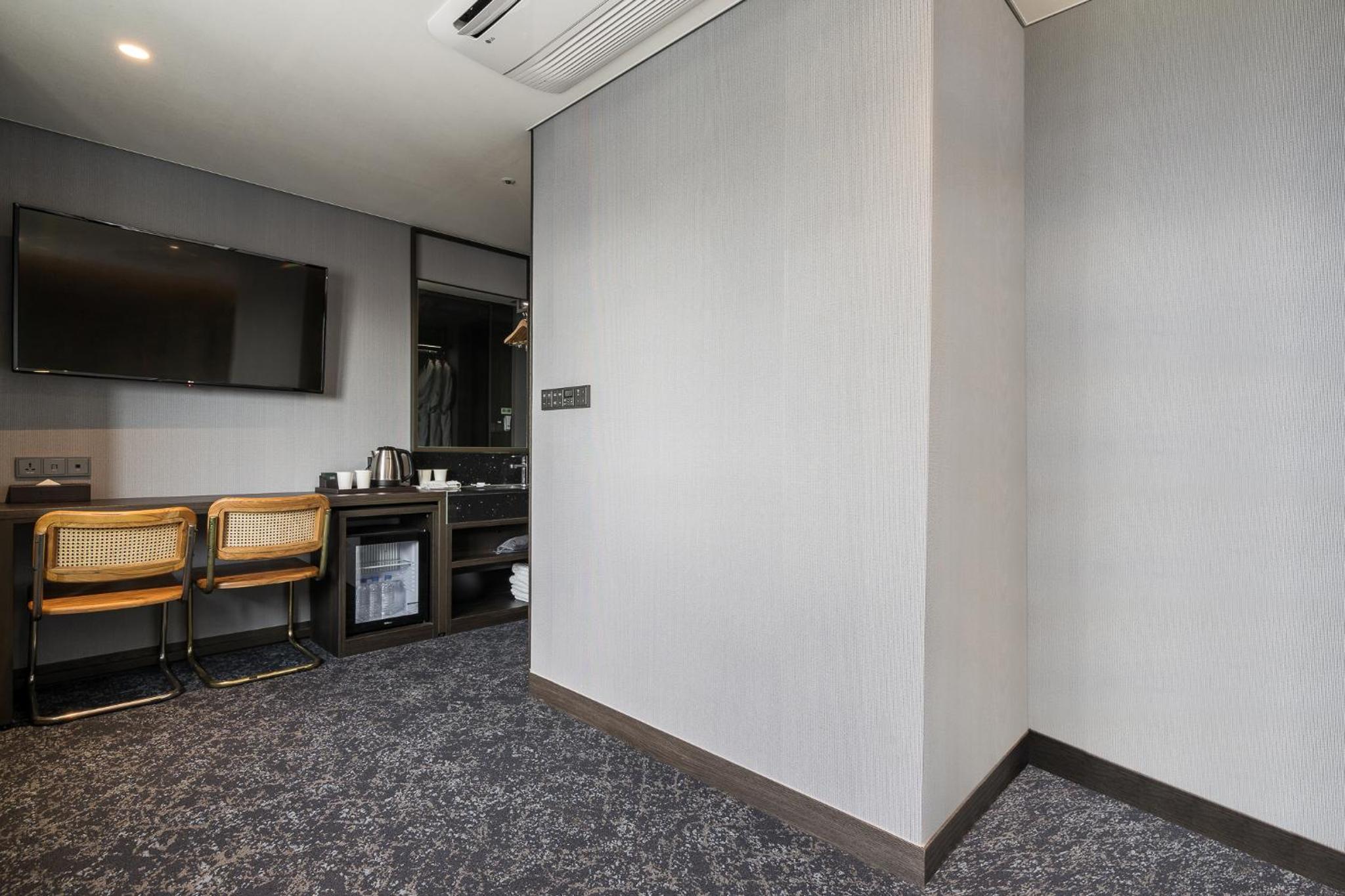 Superior Family Room - Photo 1