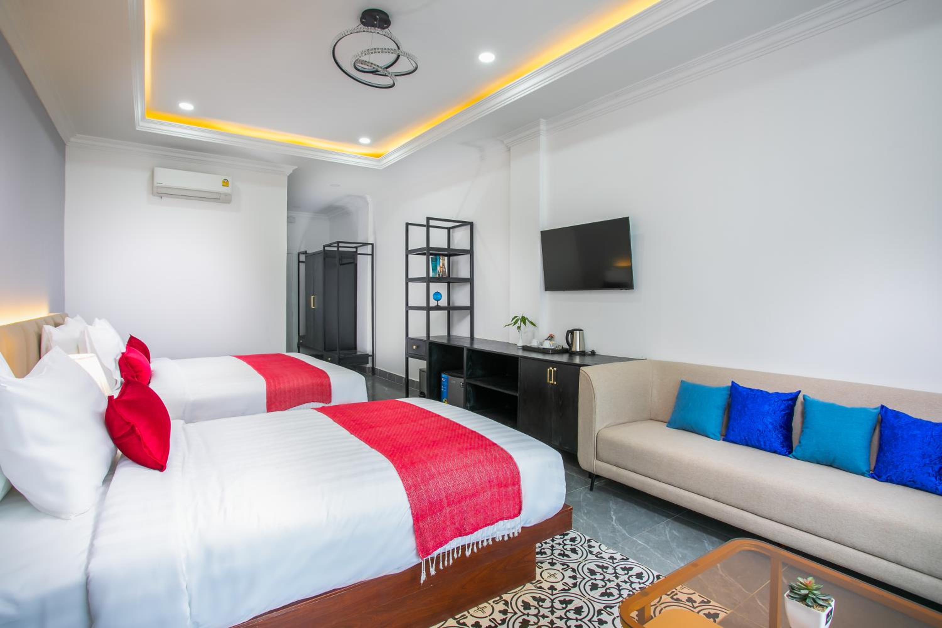 Deluxe Family Suite - Photo 7
