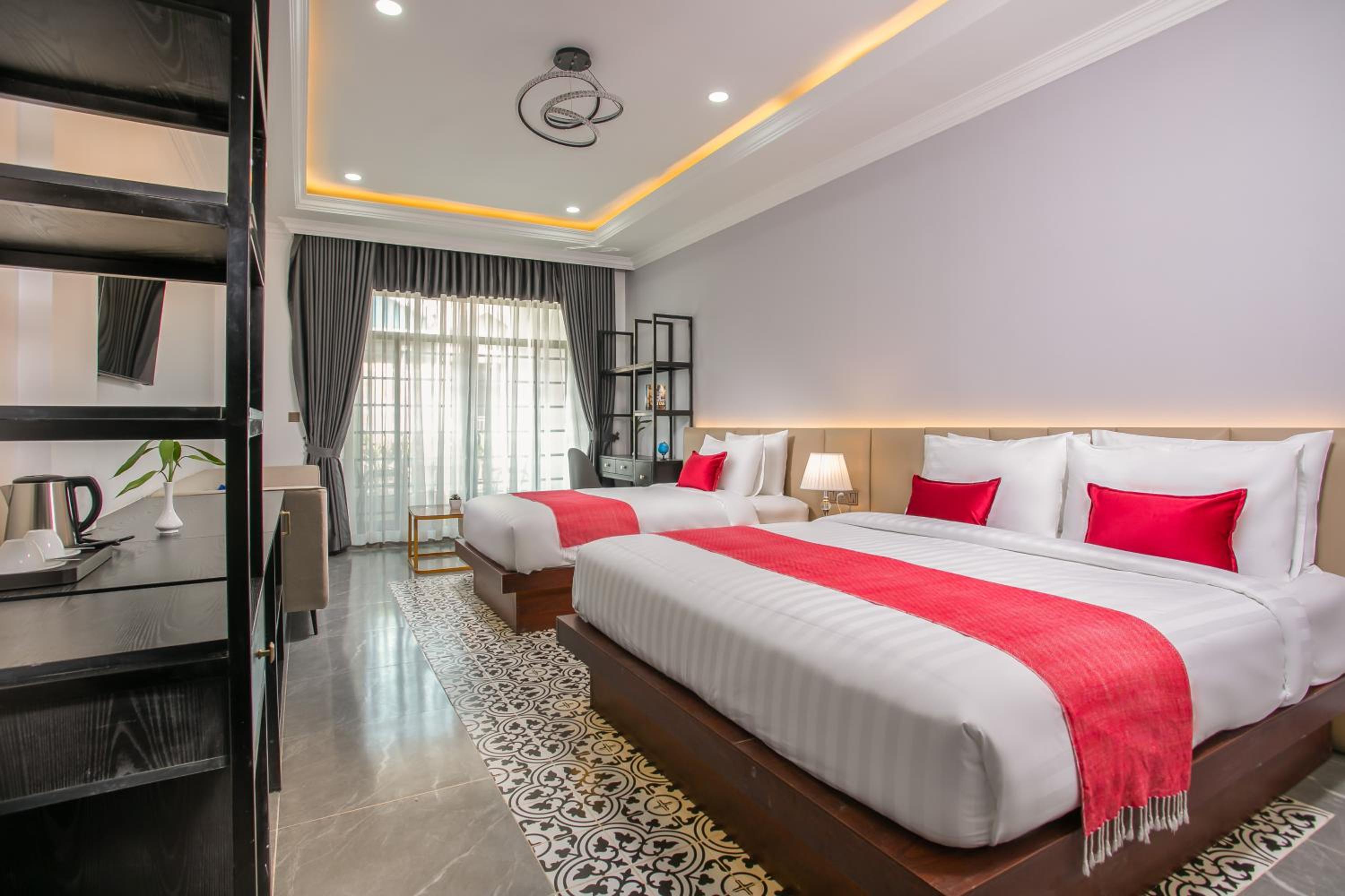 Deluxe Family Suite - Photo 5