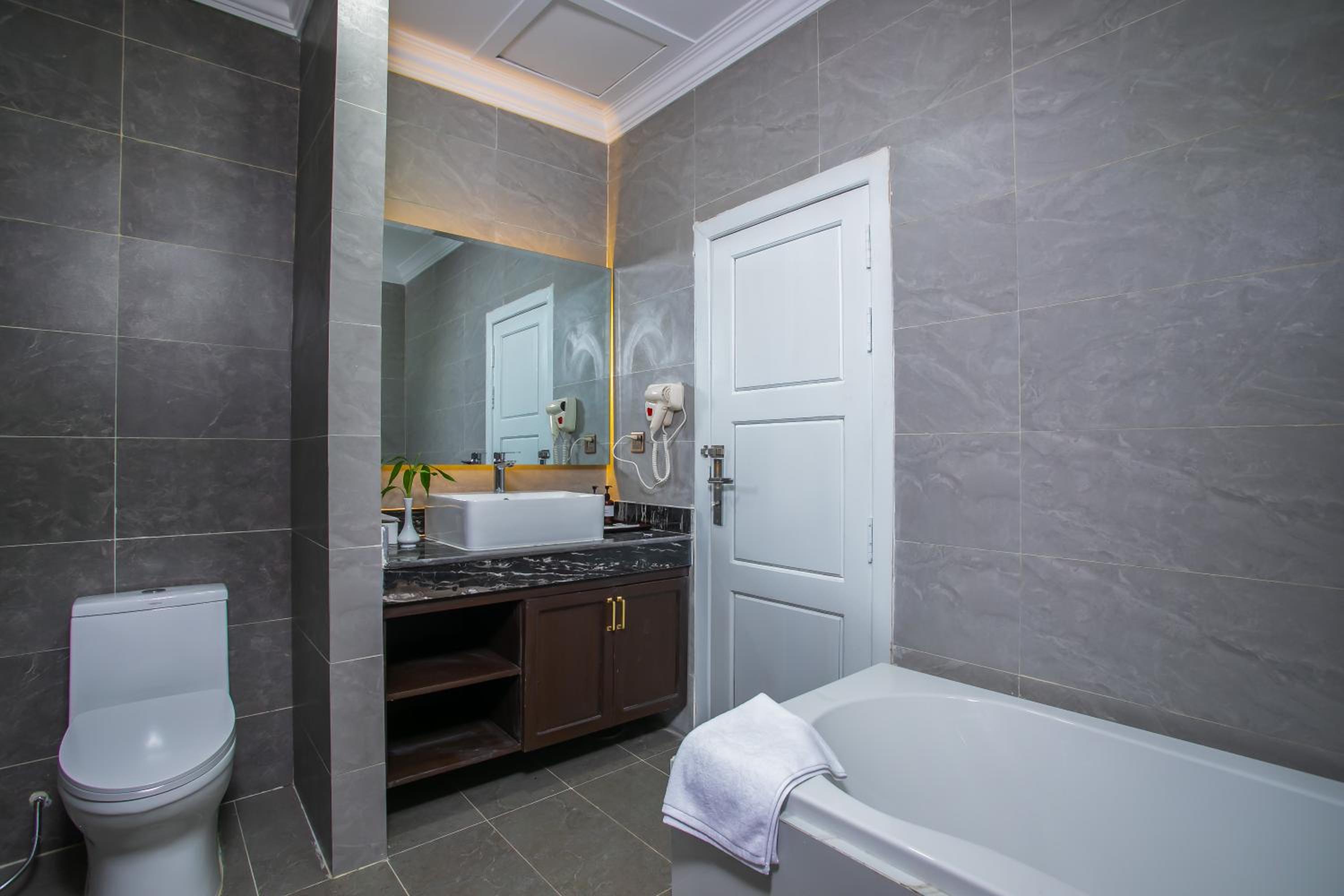 Deluxe Family Suite - Photo 9