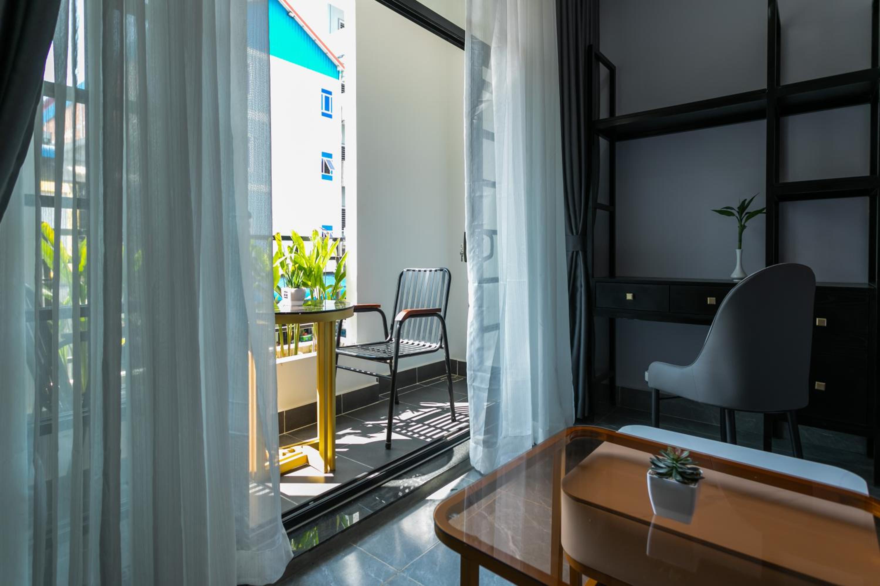 Deluxe Family Suite - Photo 8