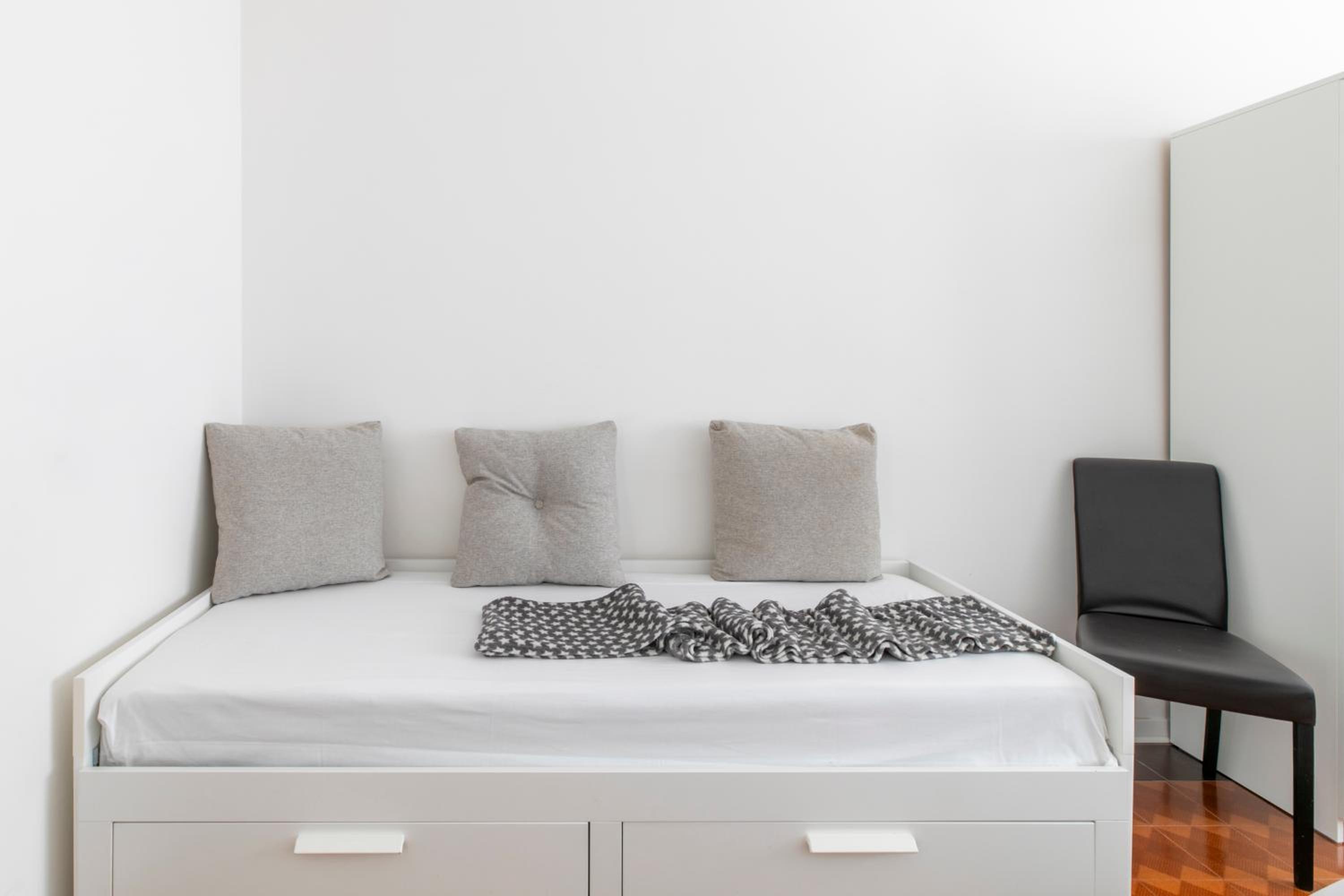 One-Bedroom Apartment photo 1