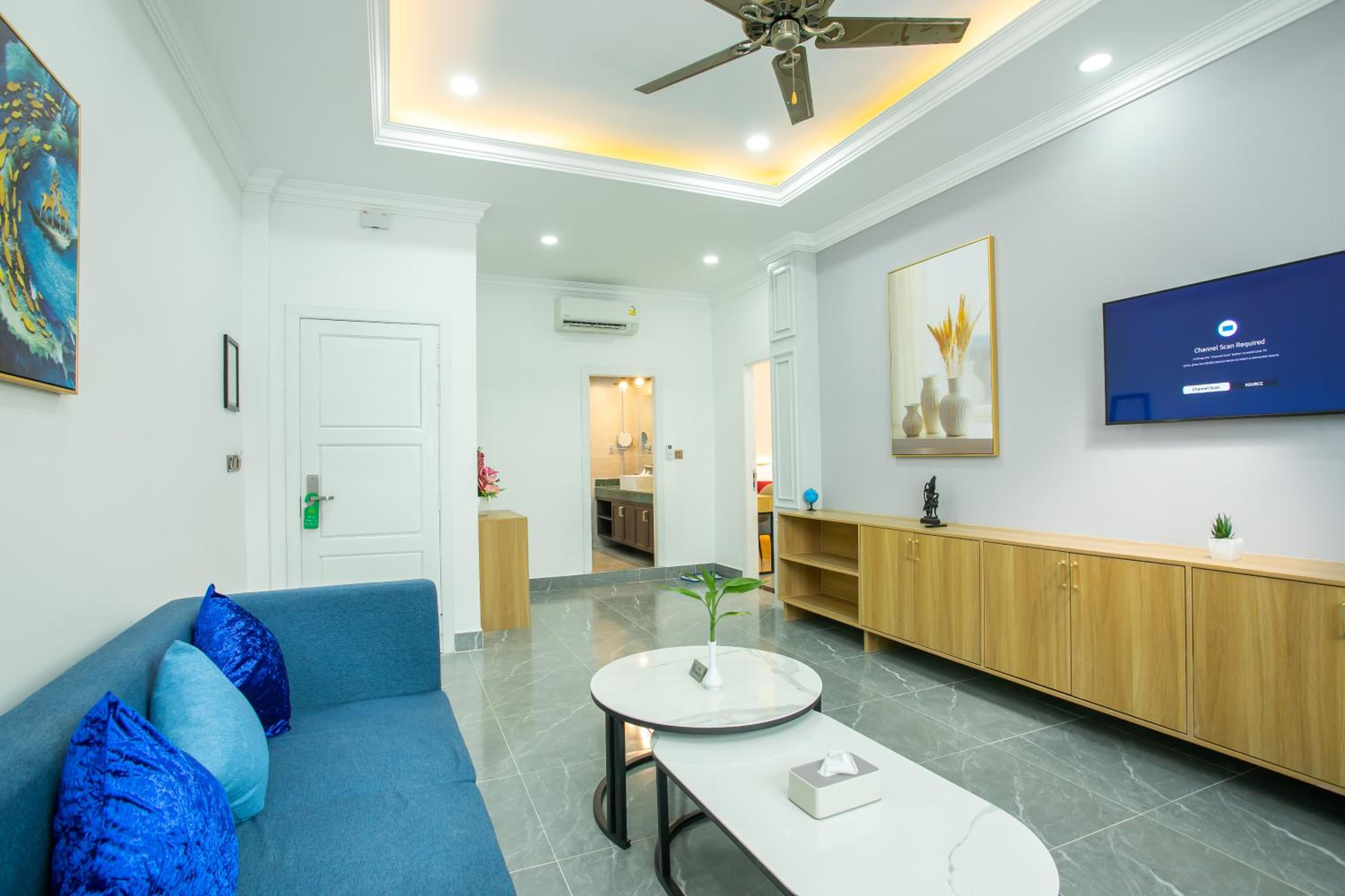 Executive Suite - Photo 12