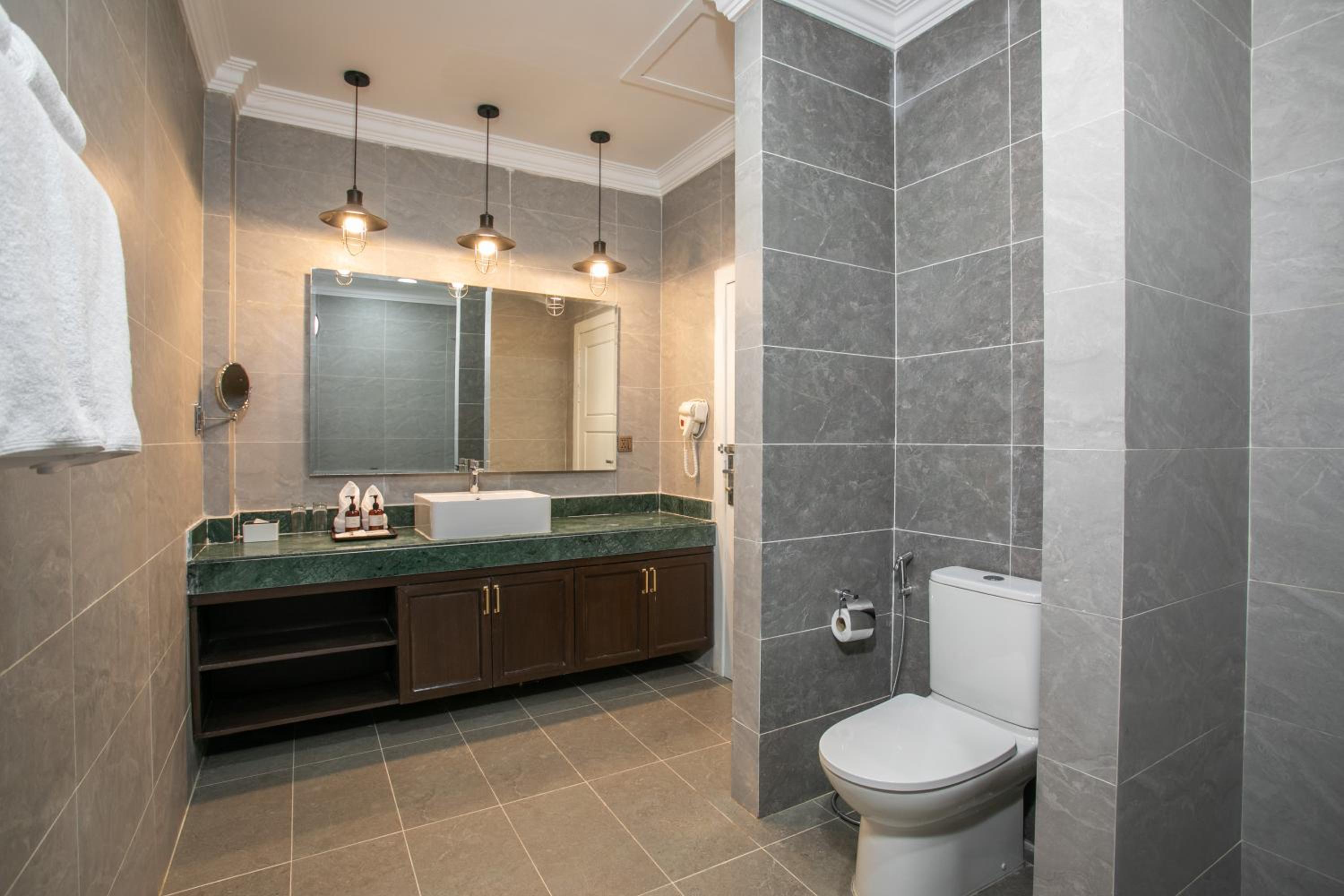 Executive Suite - Photo 11