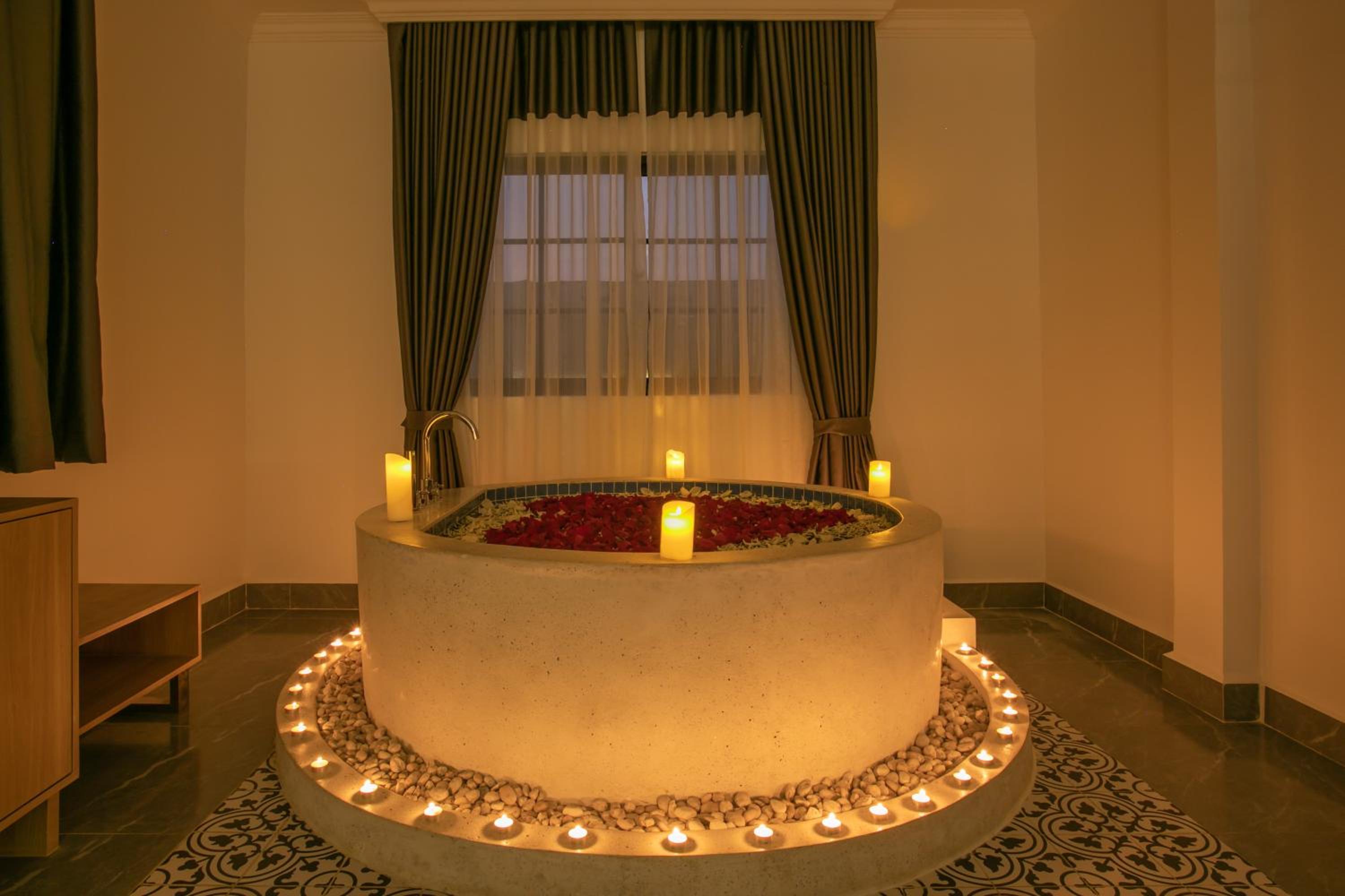 Executive Suite - Photo 4
