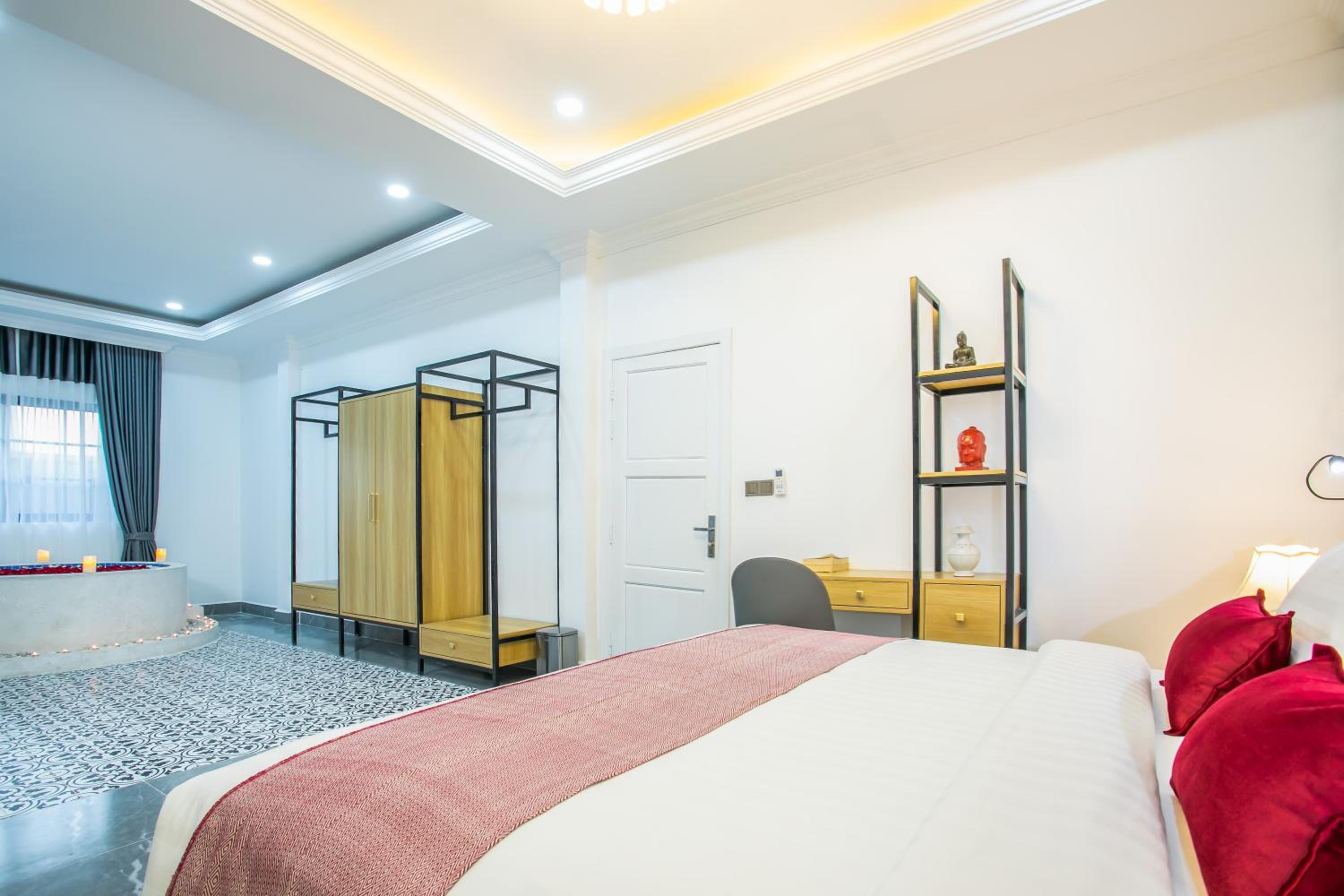 Executive Suite - Photo 9