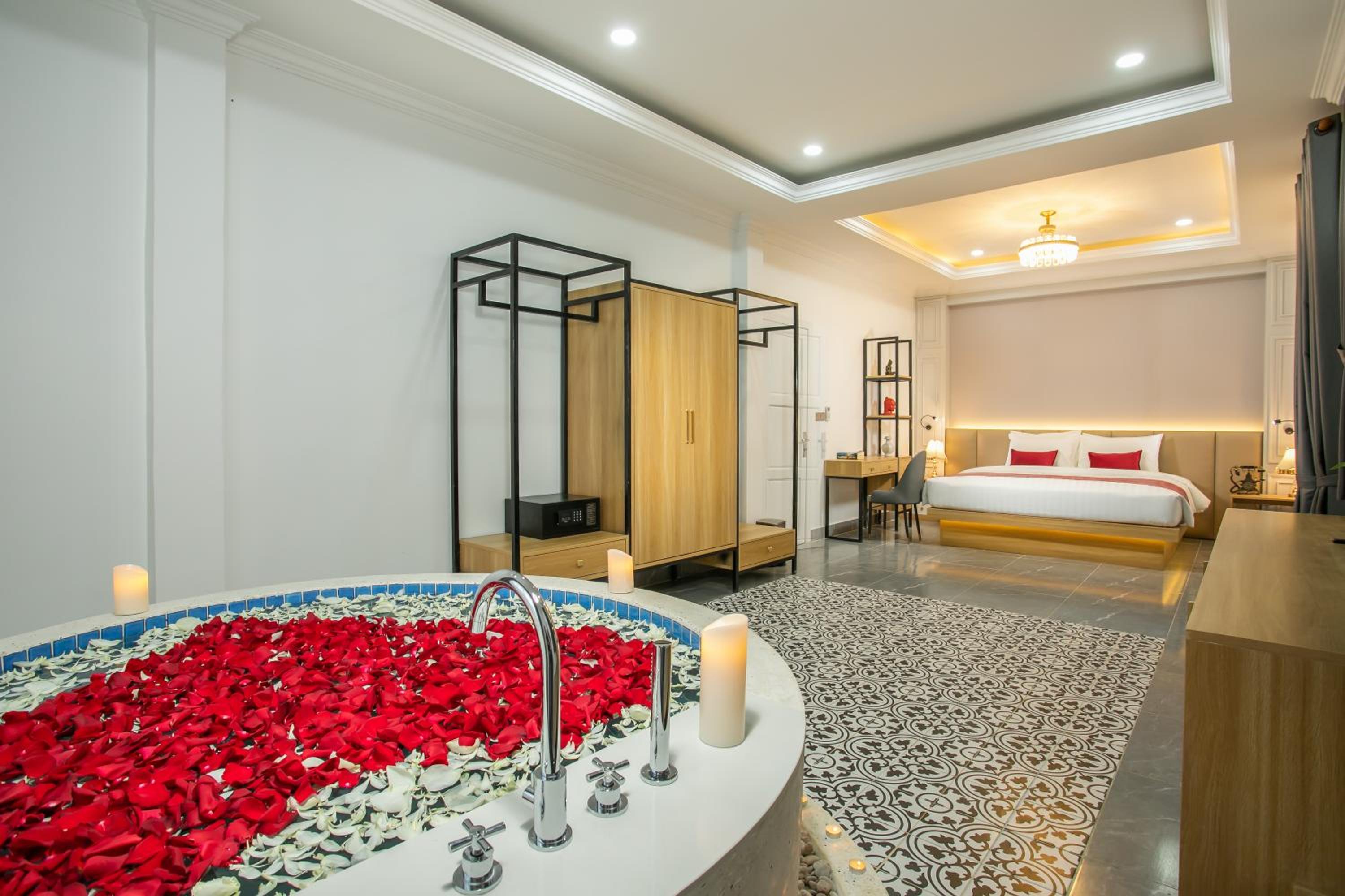 Executive Suite - Photo 1