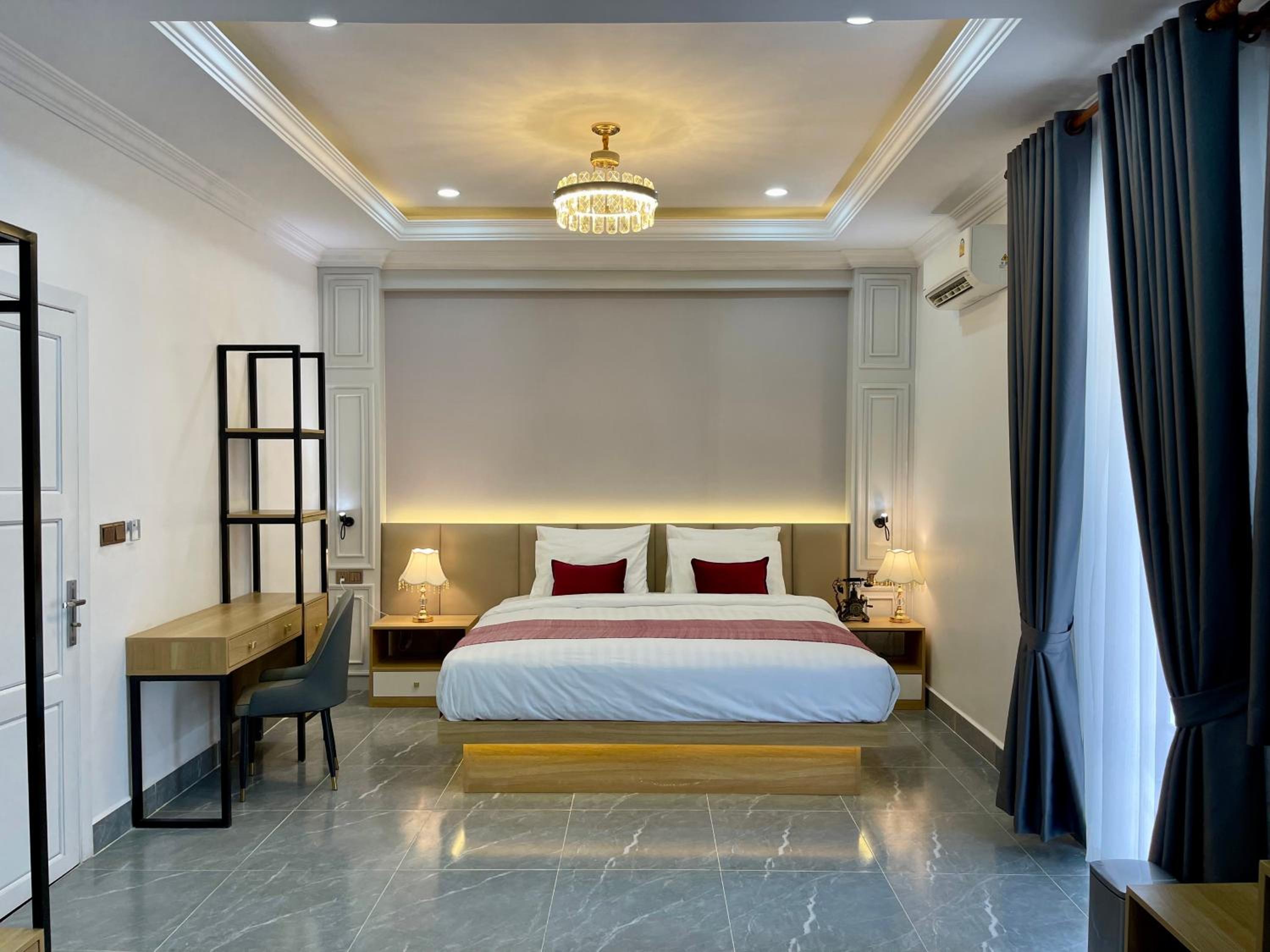 Executive Suite - Photo 8