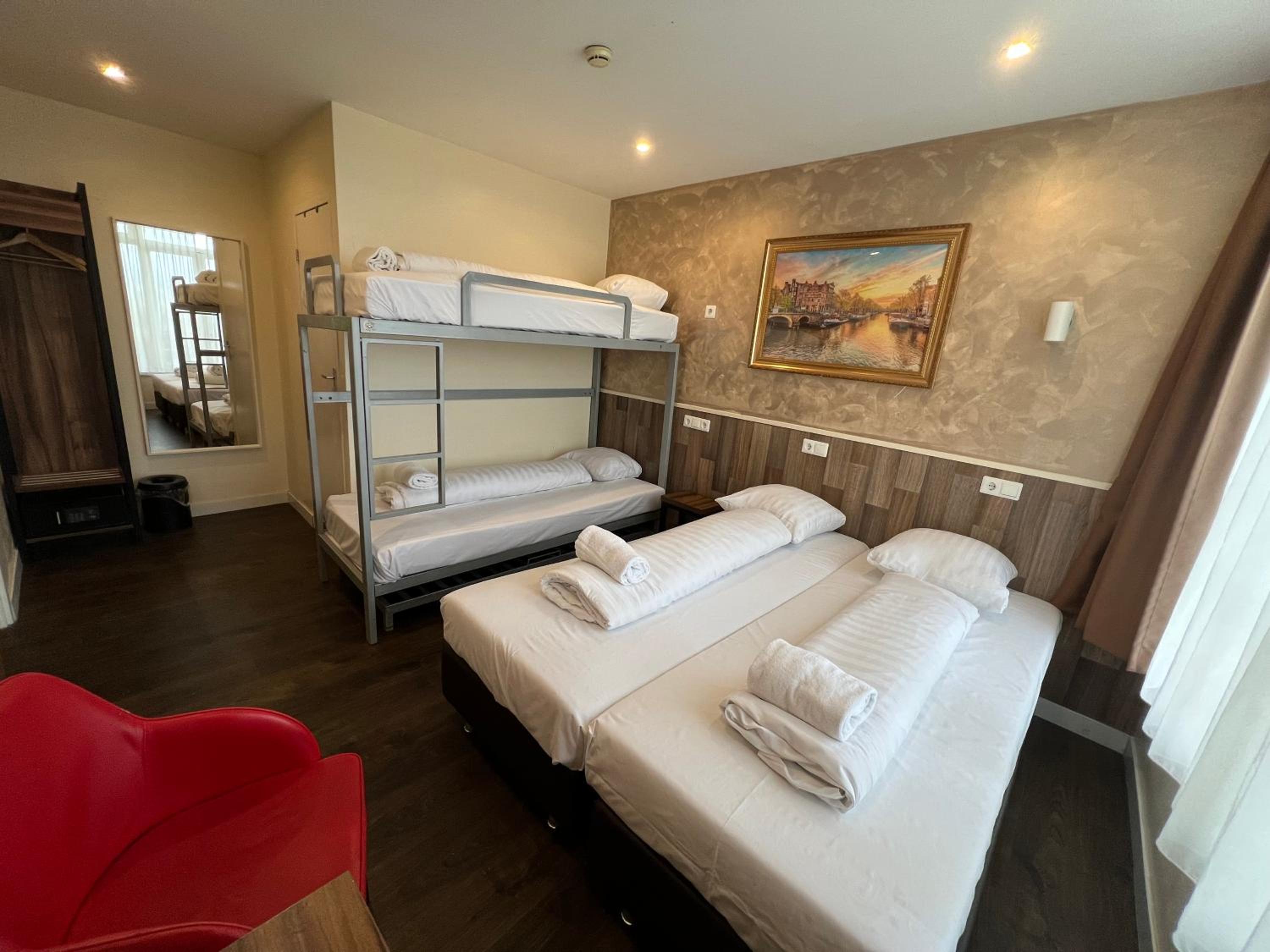 Budget Quadruple Room with Private Bathroom