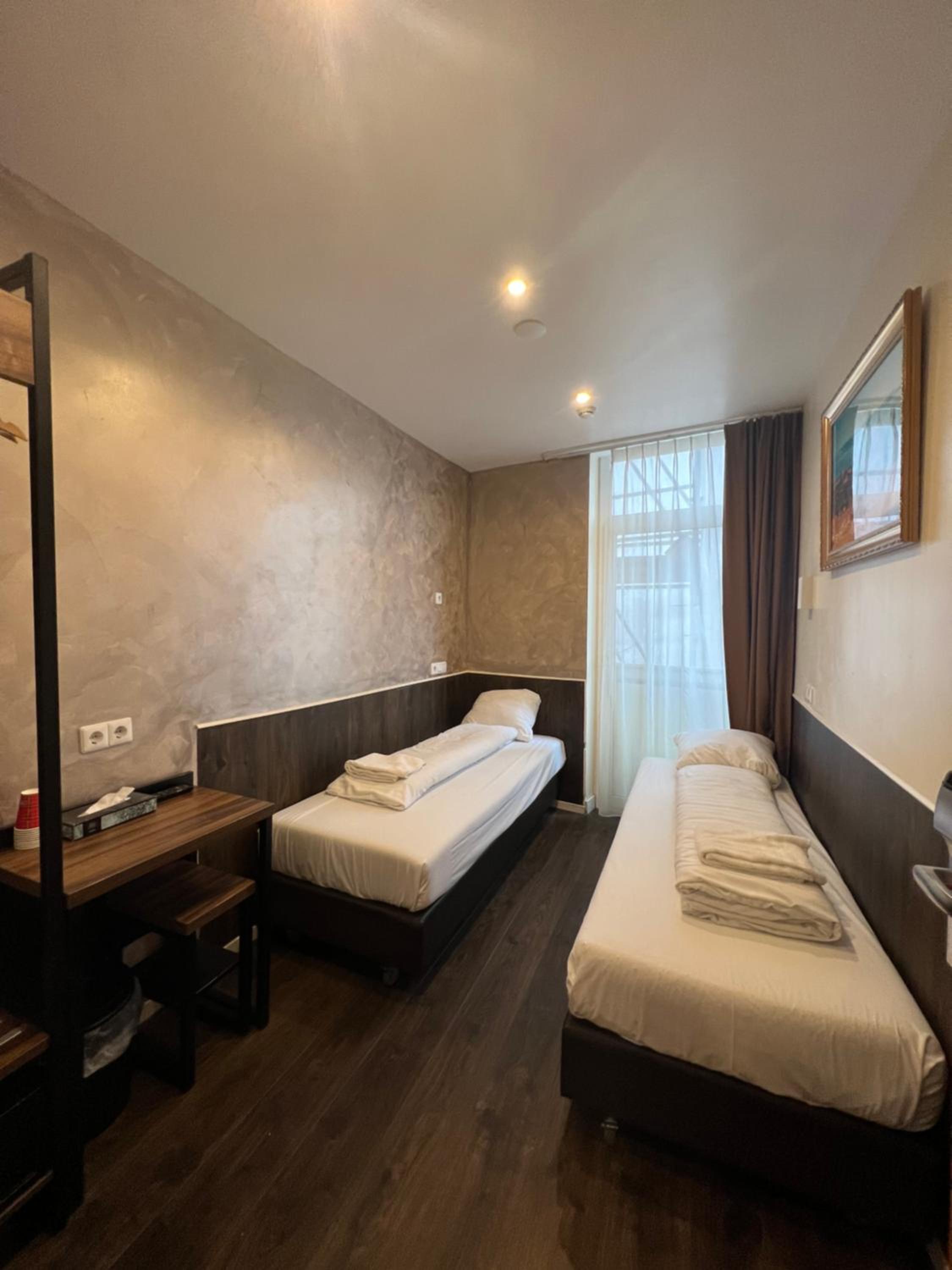Twin Room with Private Bathroom photo 3