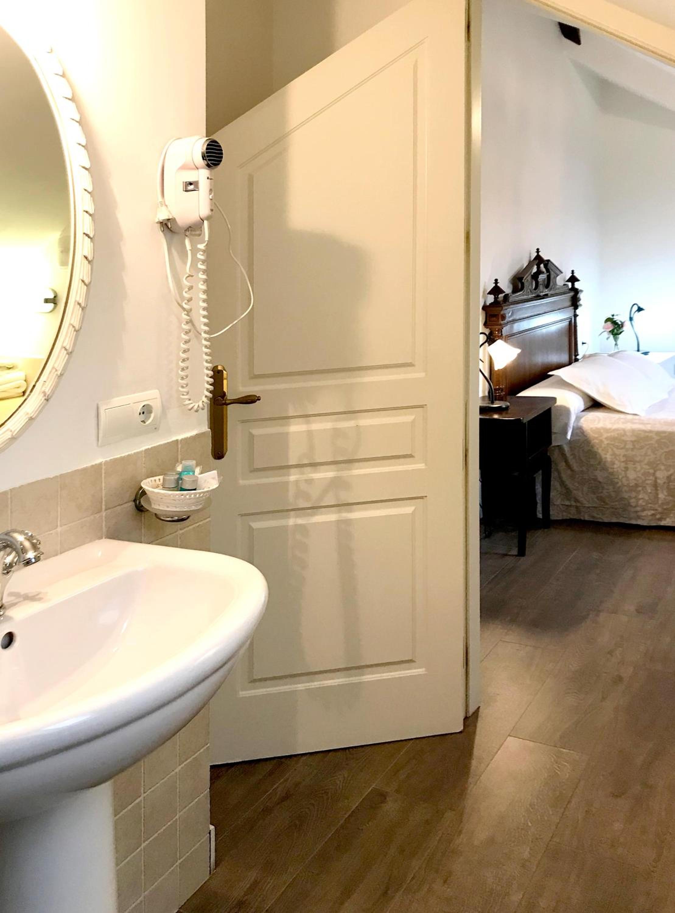Standard Double or Twin Room - Photo 10