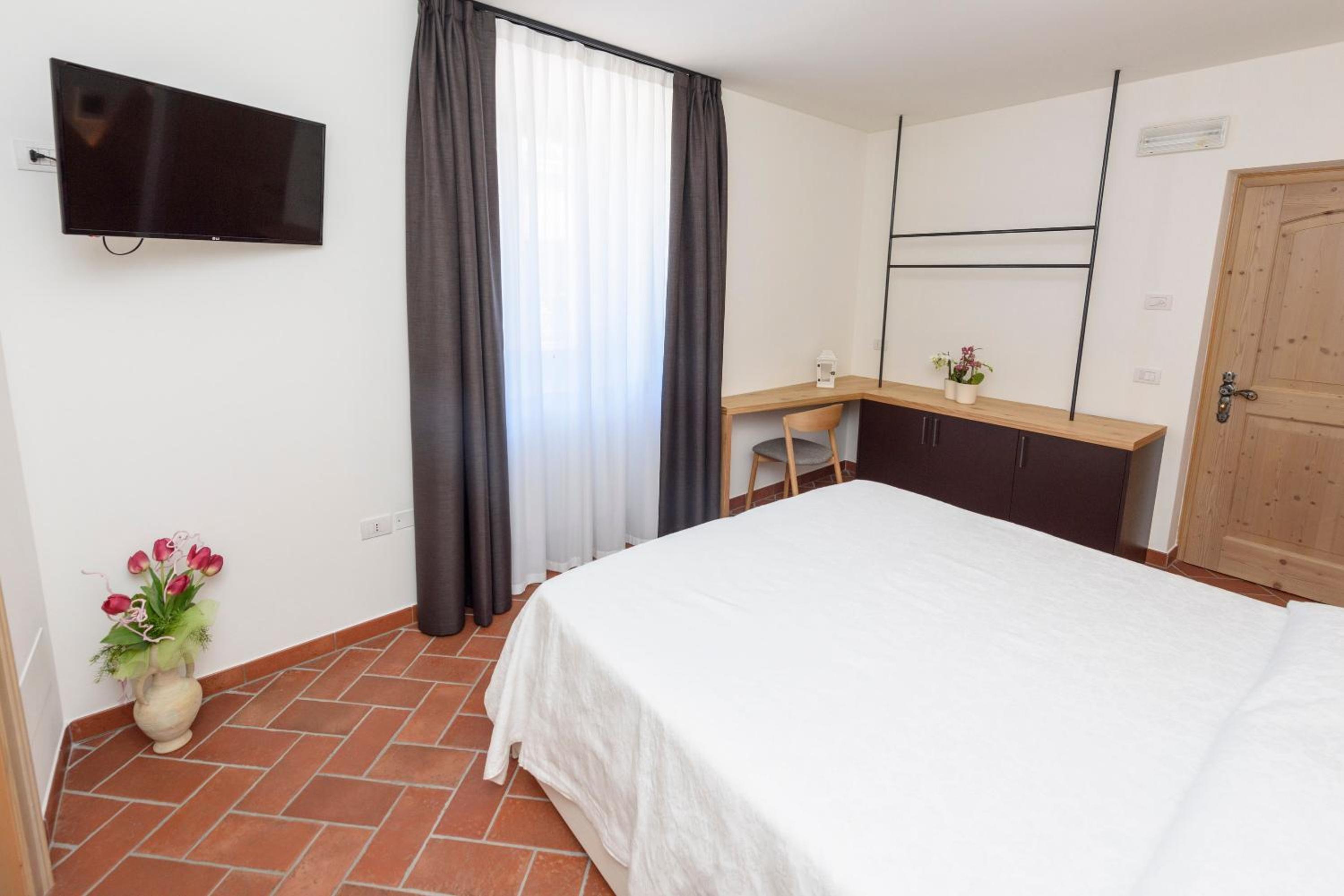 Double or Twin Room - Photo 9