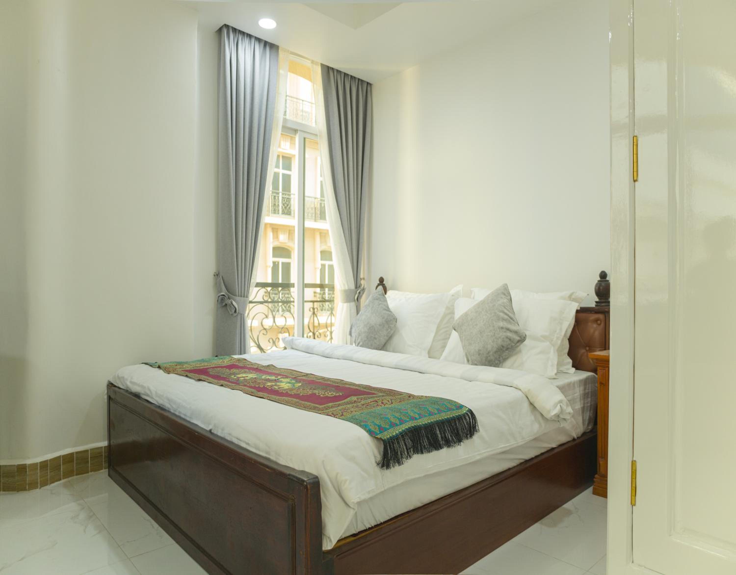 Executive Suite - Photo 4