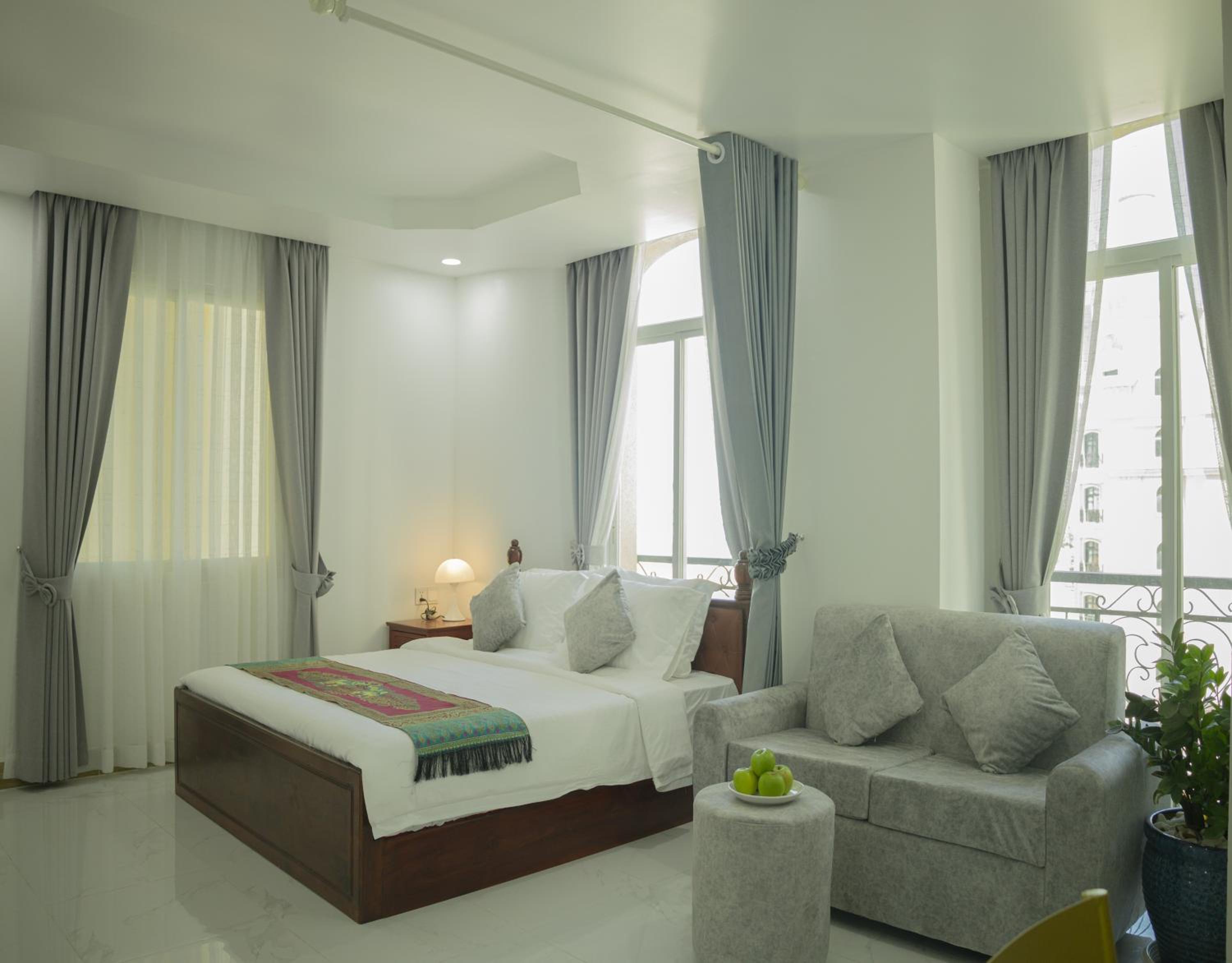 Executive Suite - Photo 1