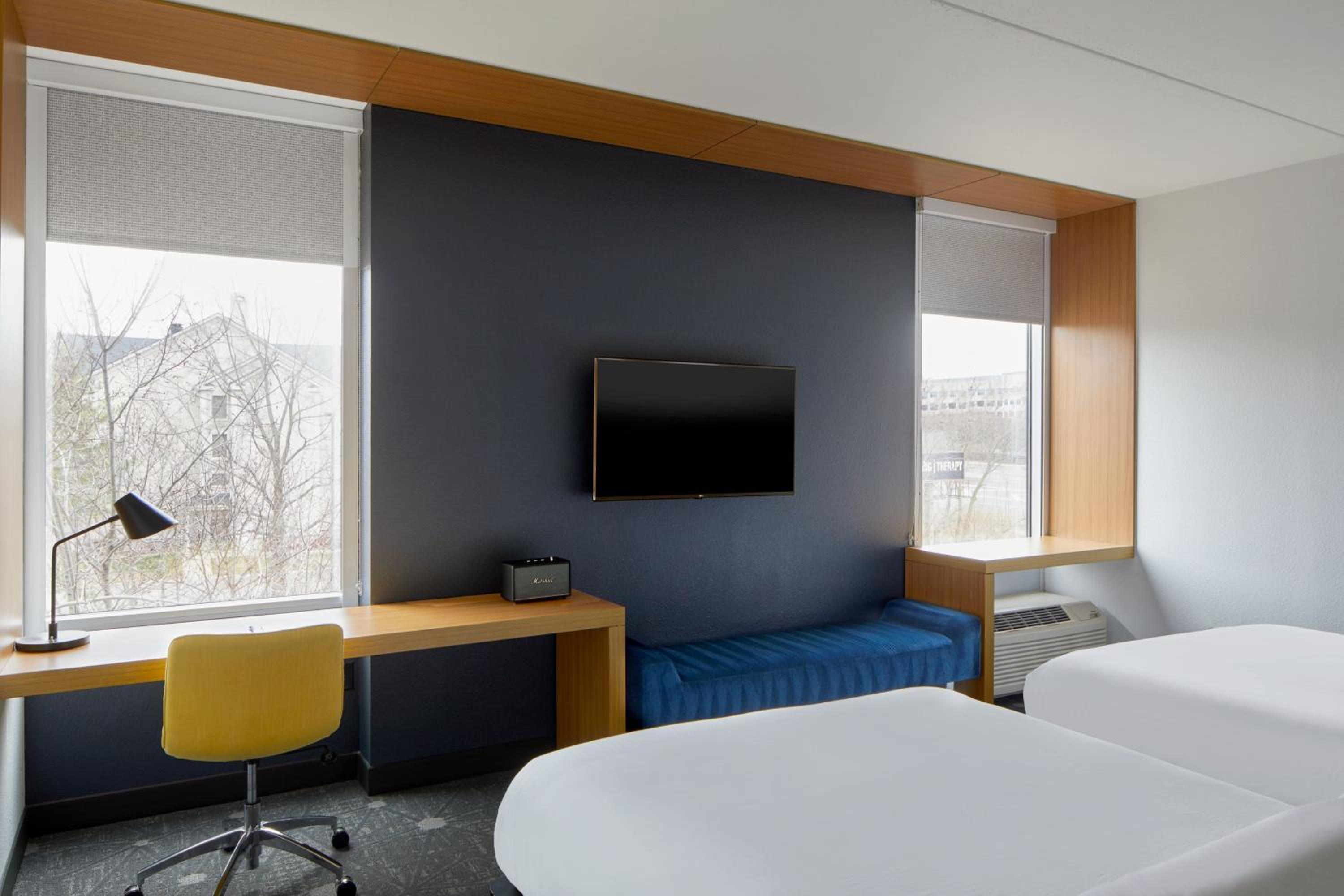 Aloft Room, Guest room, 2 Queen - Photo 6