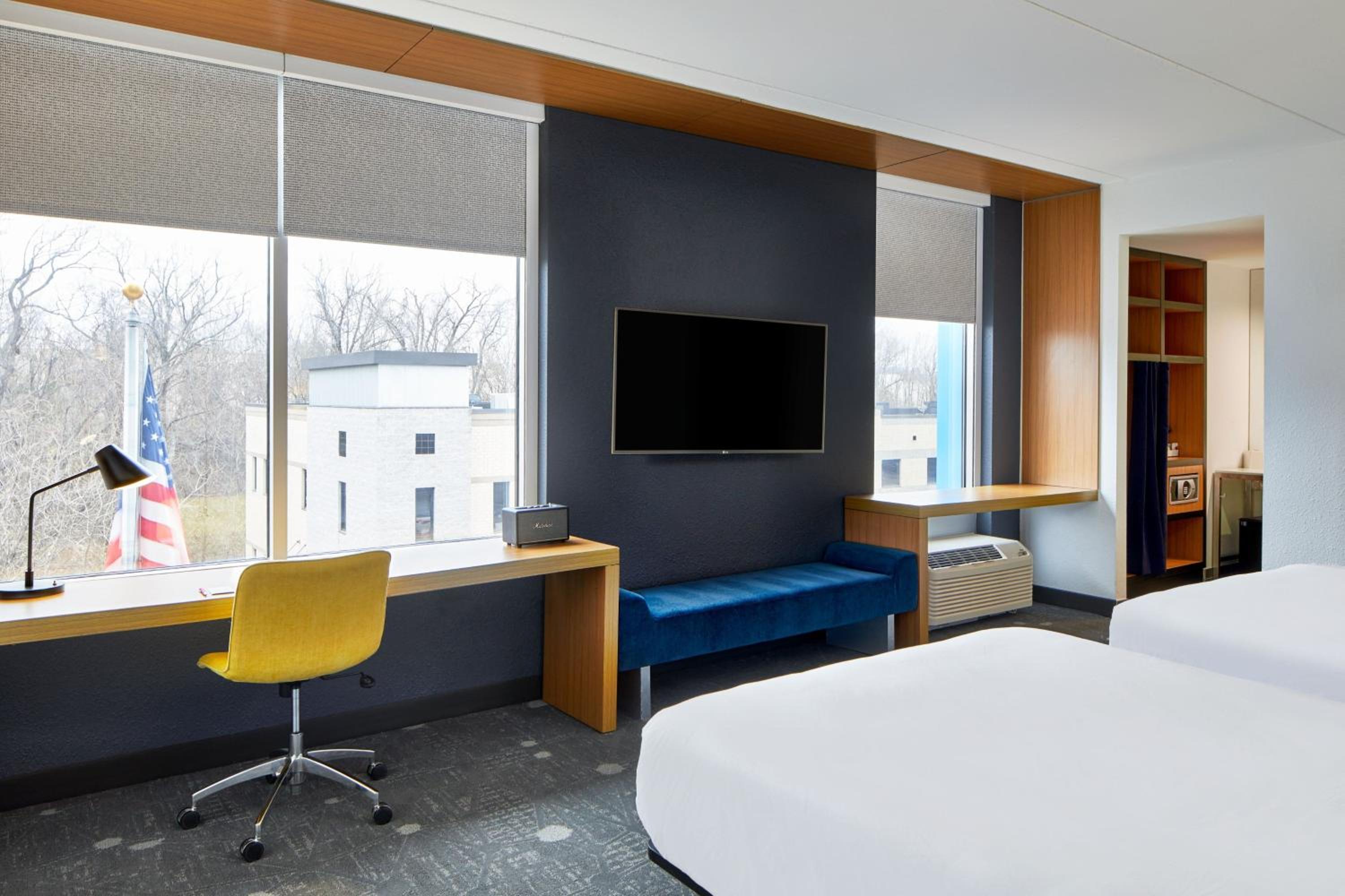 Aloft Room, Guest room, 2 Queen - Photo 5