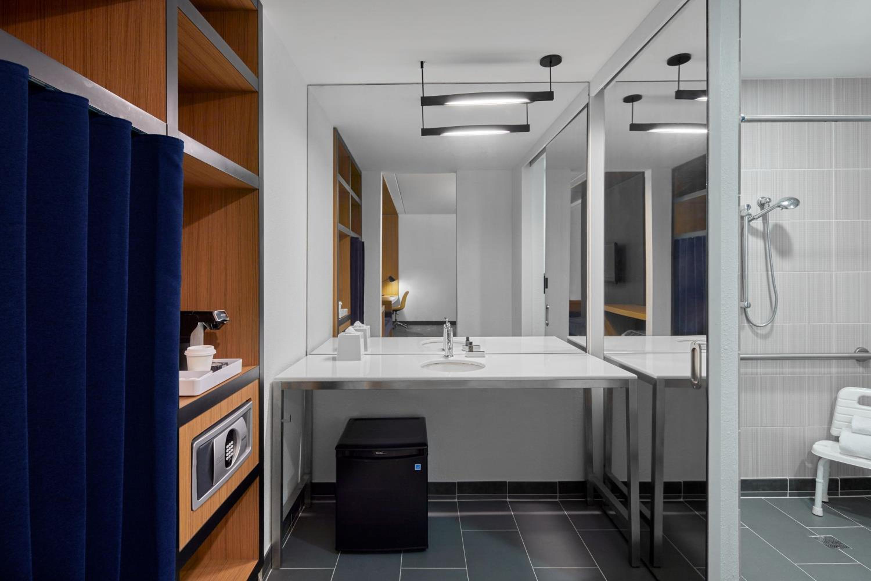 Aloft Room, Guest room, 1 King - Photo 4