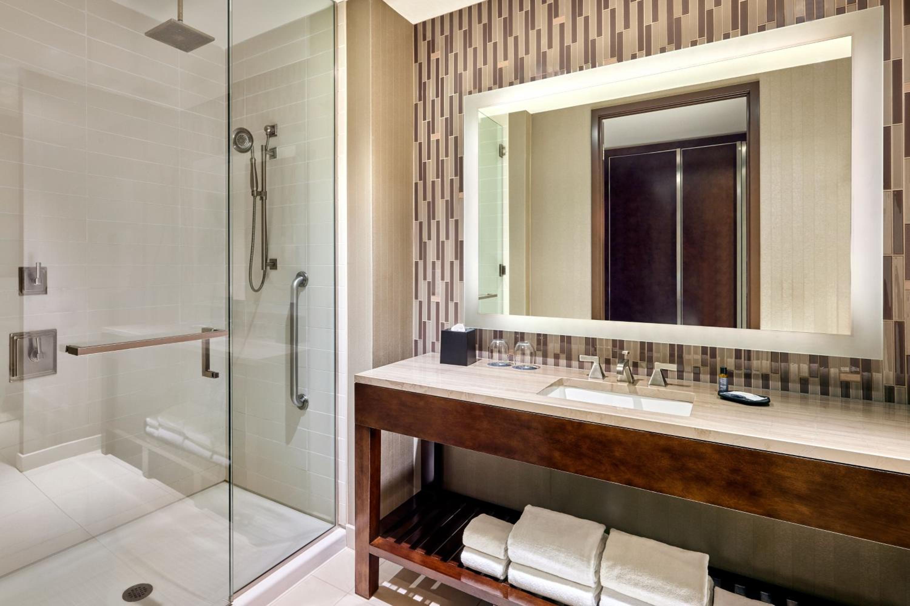 Deluxe Room, Guest room, 1 King, City view - Photo 5
