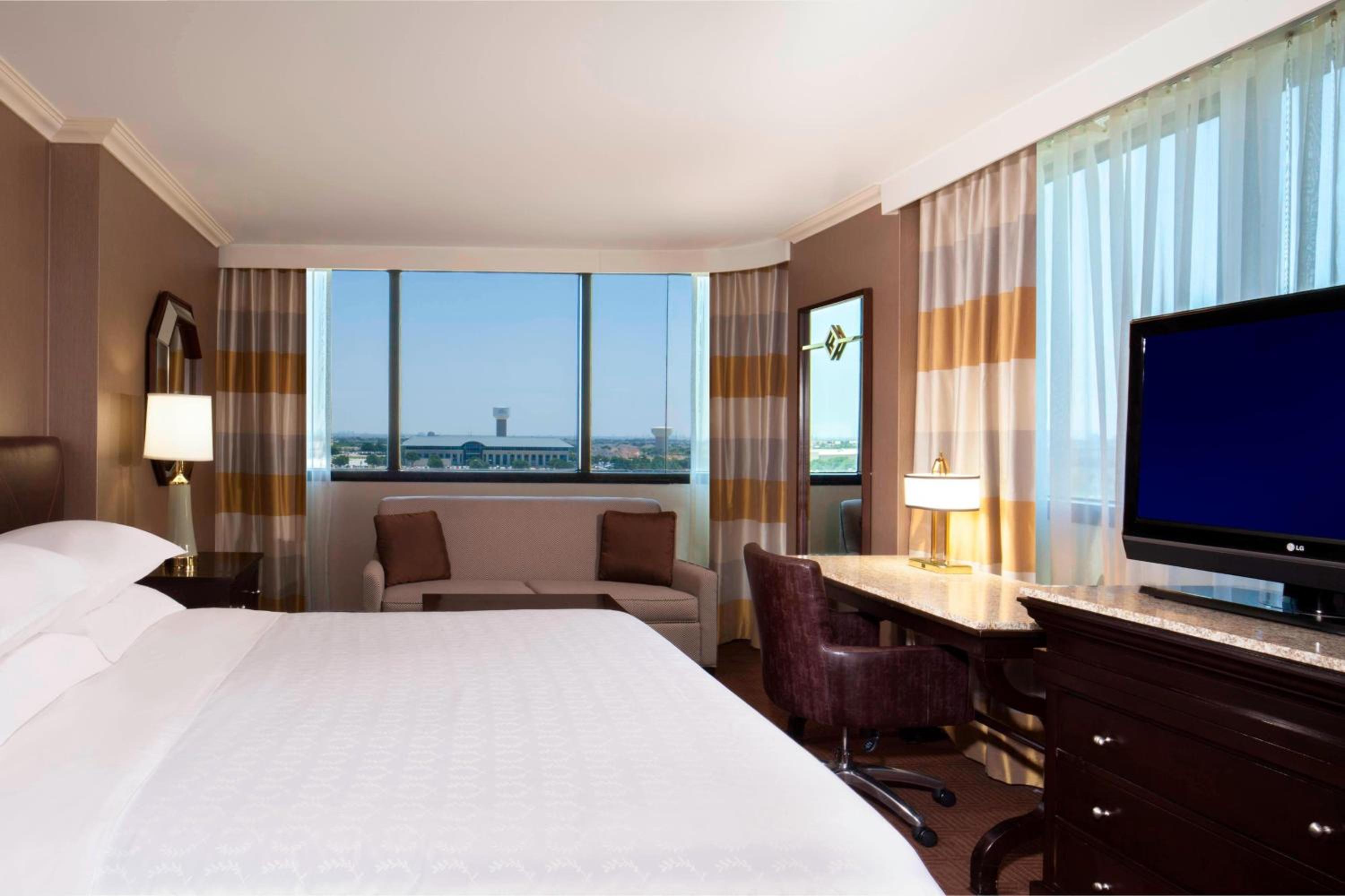 Club level, Guest room, 1 King, High floor - Photo 3