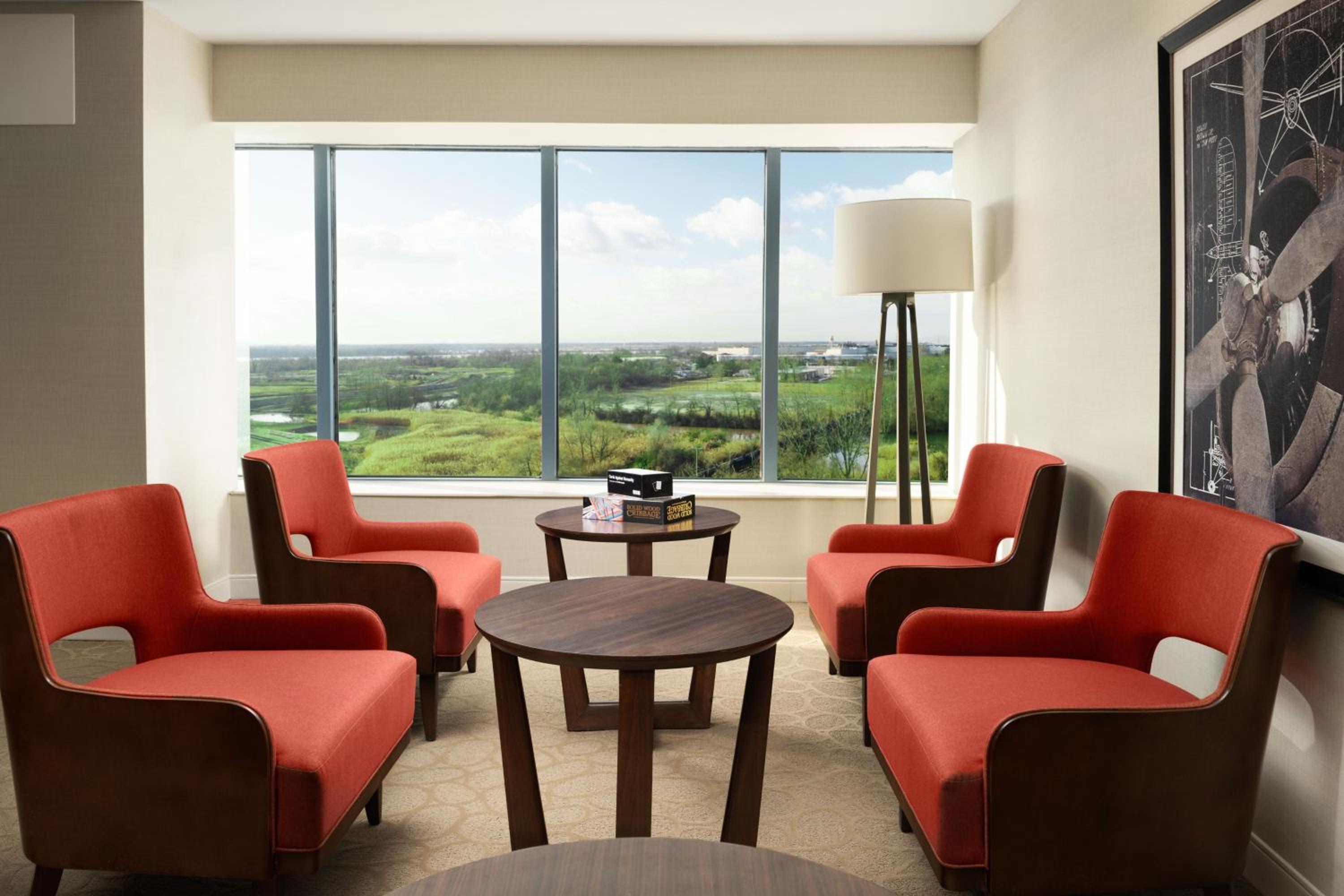 Premium High Floor, Guest Room with 1 King (Delta Pantry Access) - Photo 3