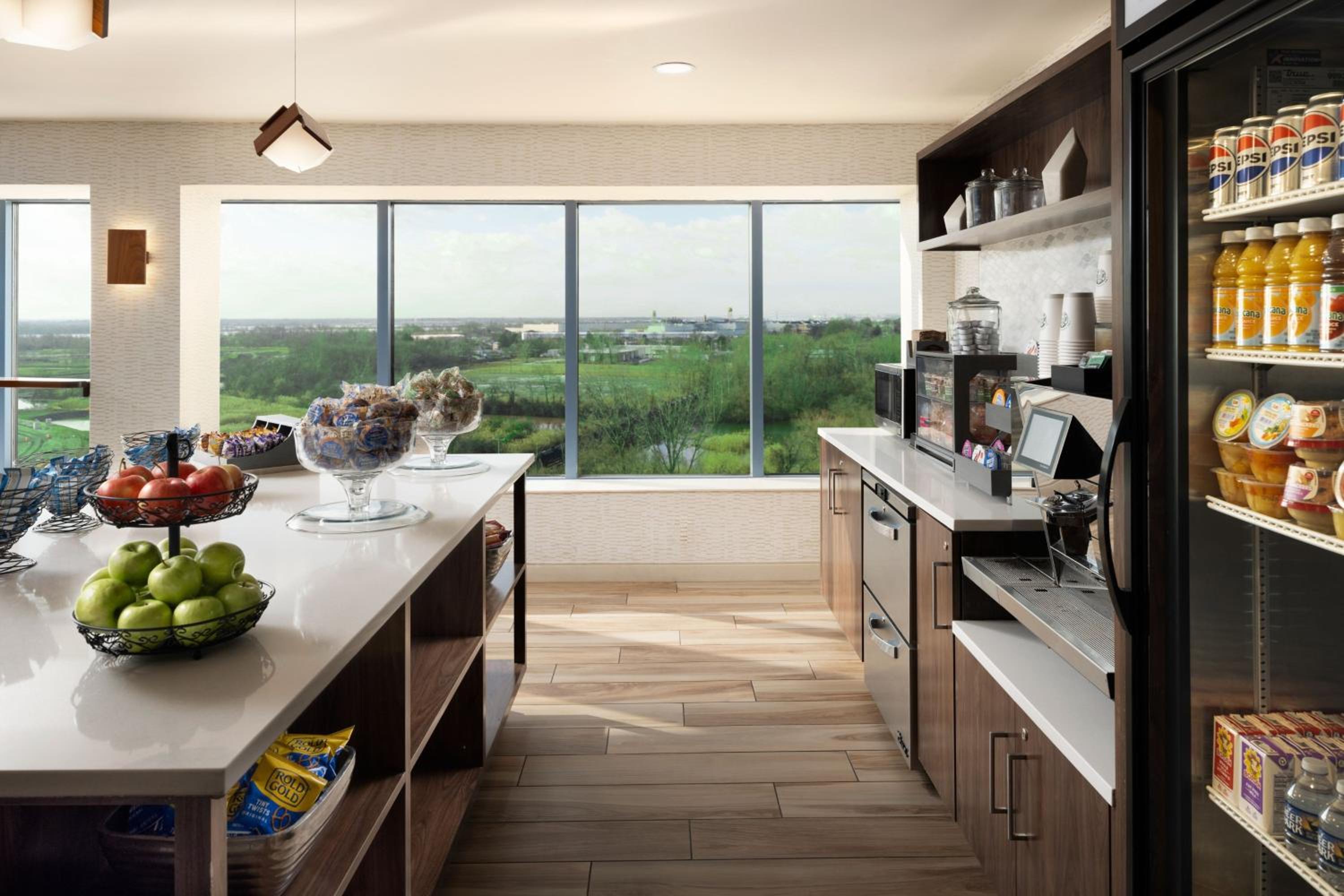 Premium High Floor, Guest Room with 1 King (Delta Pantry Access) - Photo 4