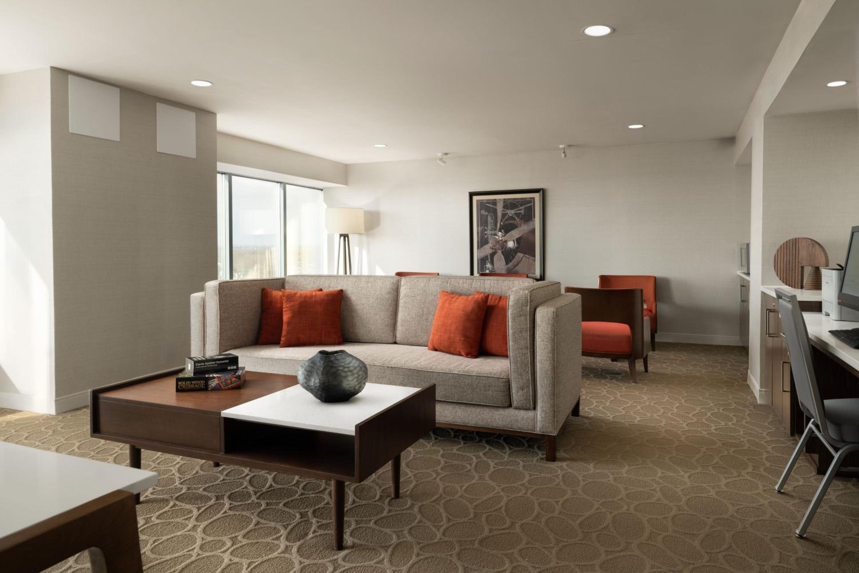 Premium High Floor, Guest Room with 1 King (Delta Pantry Access) - Photo 5