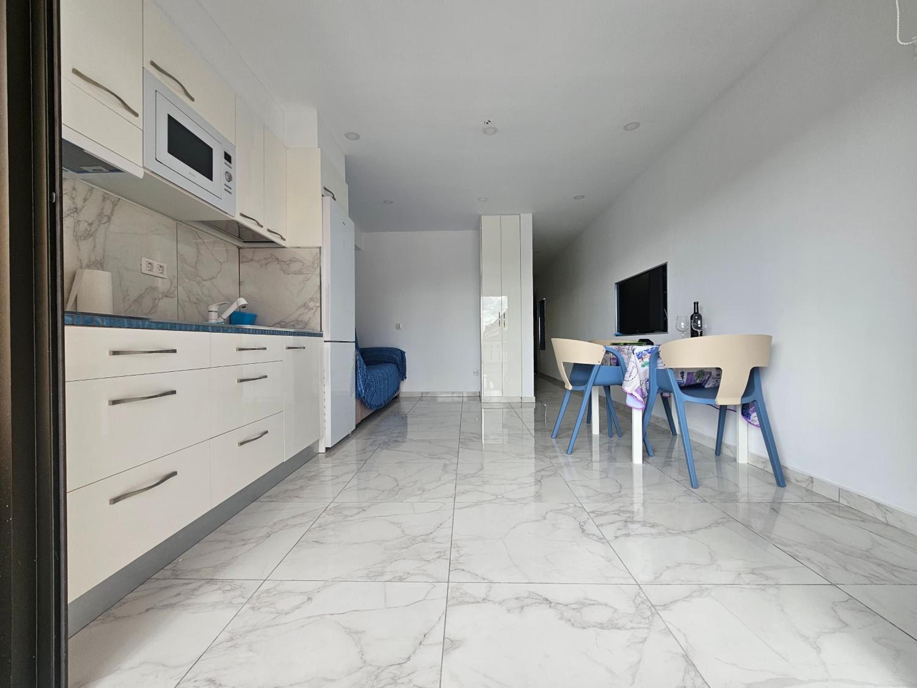 Apartamento con Terraza y Vista Lateral al Mar