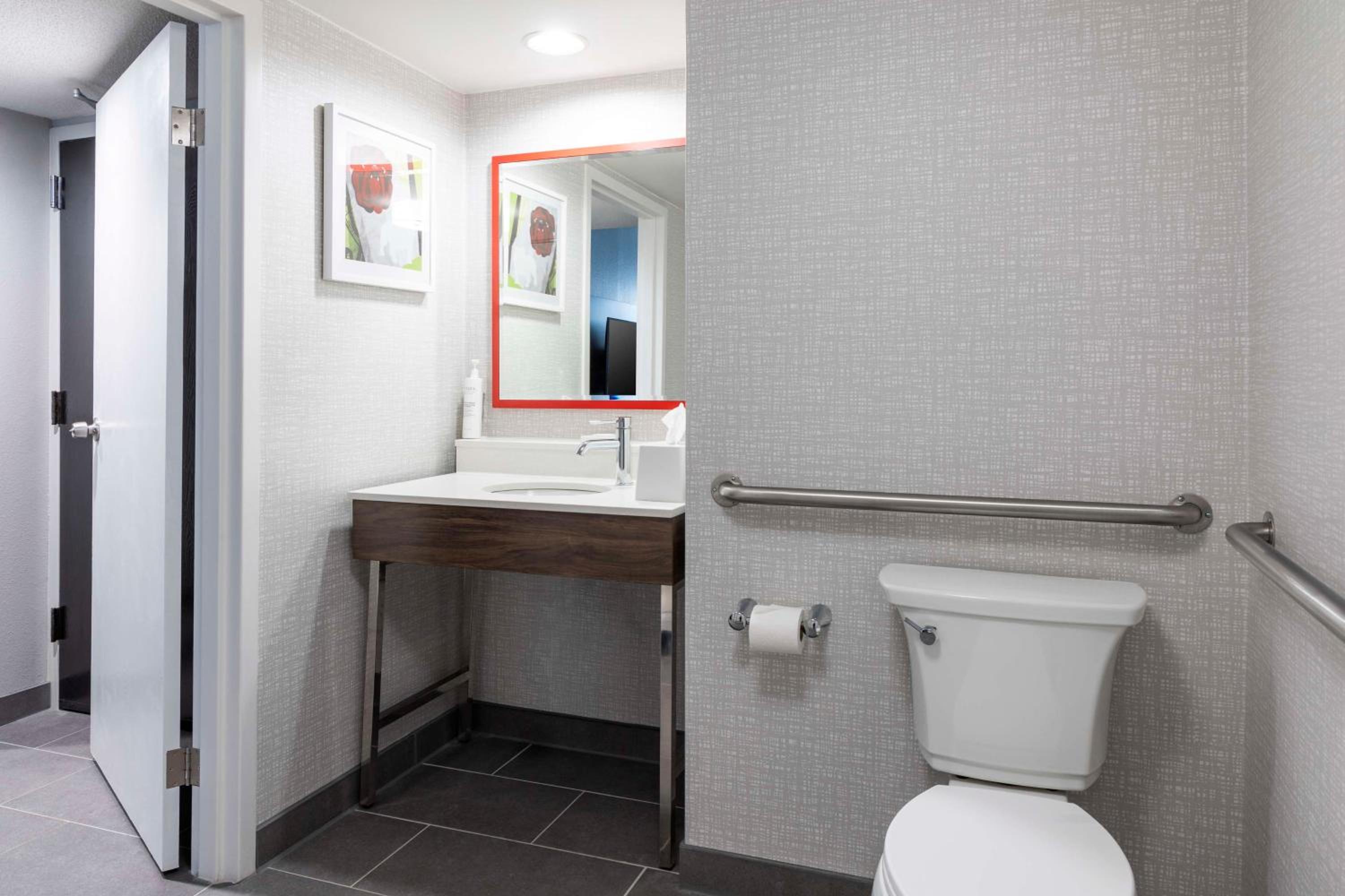 King Room with Walk In Shower - Mobility Access - Photo 1