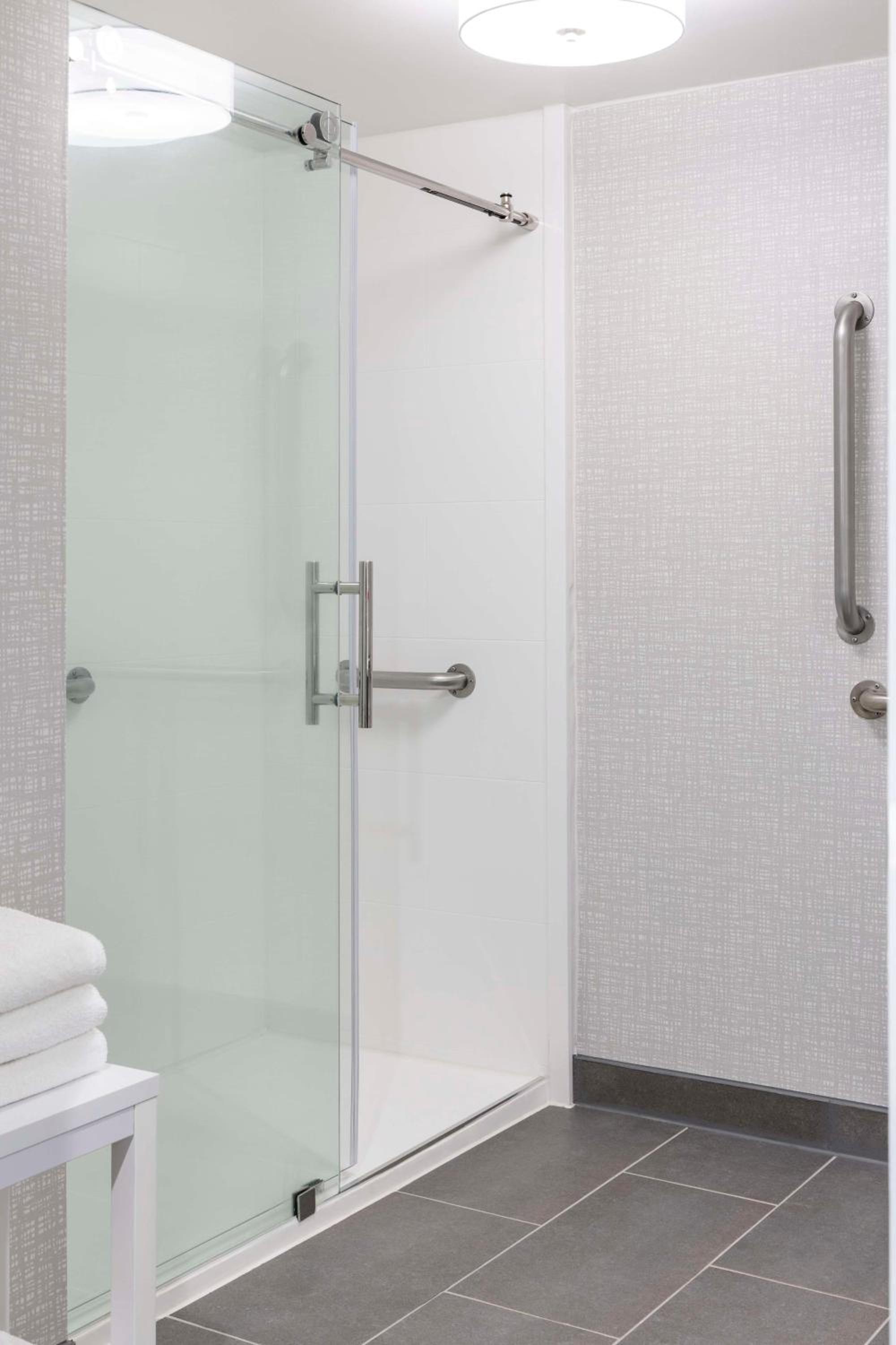 King Room with Walk In Shower - Mobility Access - Photo 2