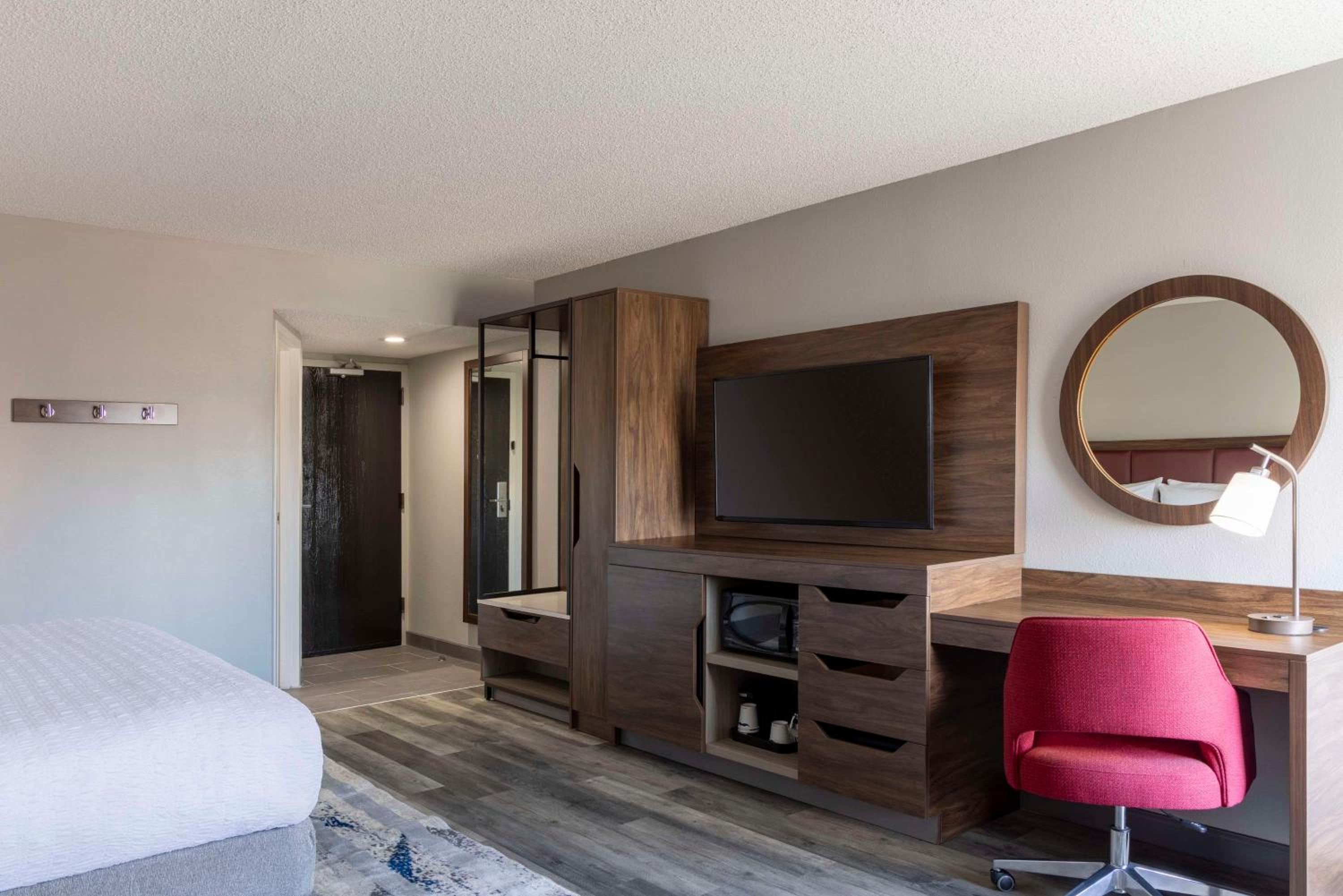 King Room with Sofa Bed - Non-Smoking - Photo 2