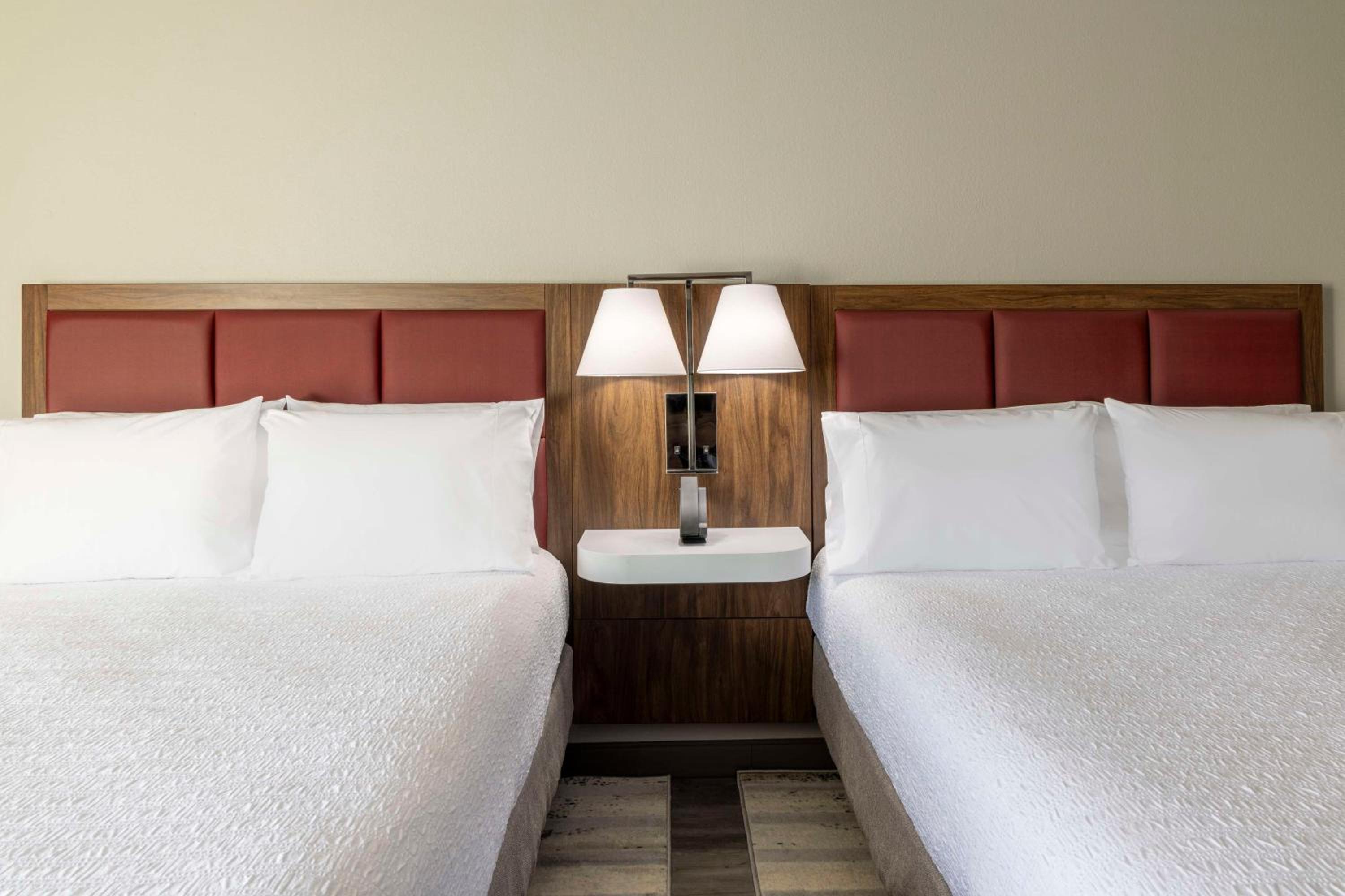Room with Two Queen Beds - Non-Smoking - Photo 6