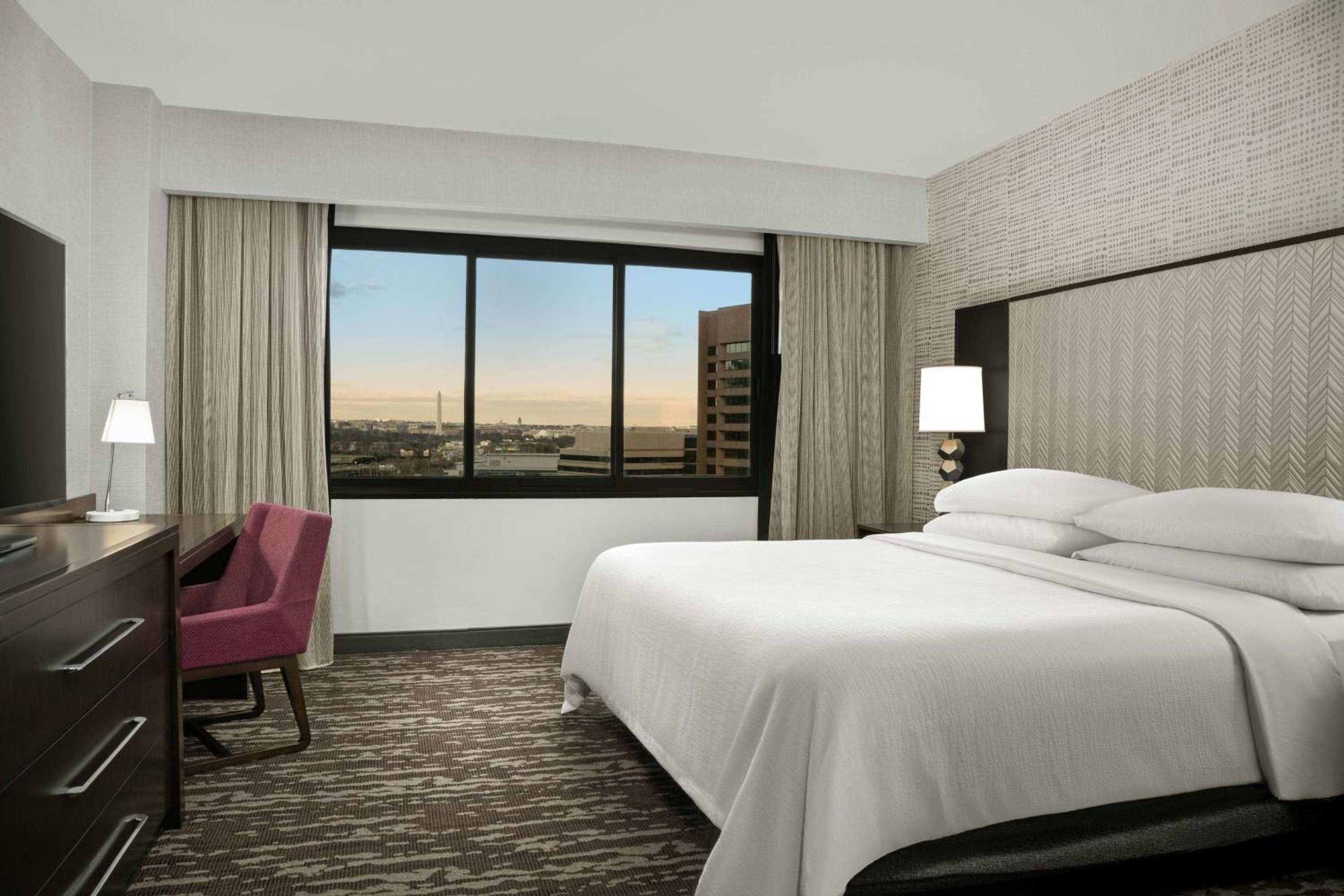 One-Bedroom King Suite with Washington Monument View - Photo 9
