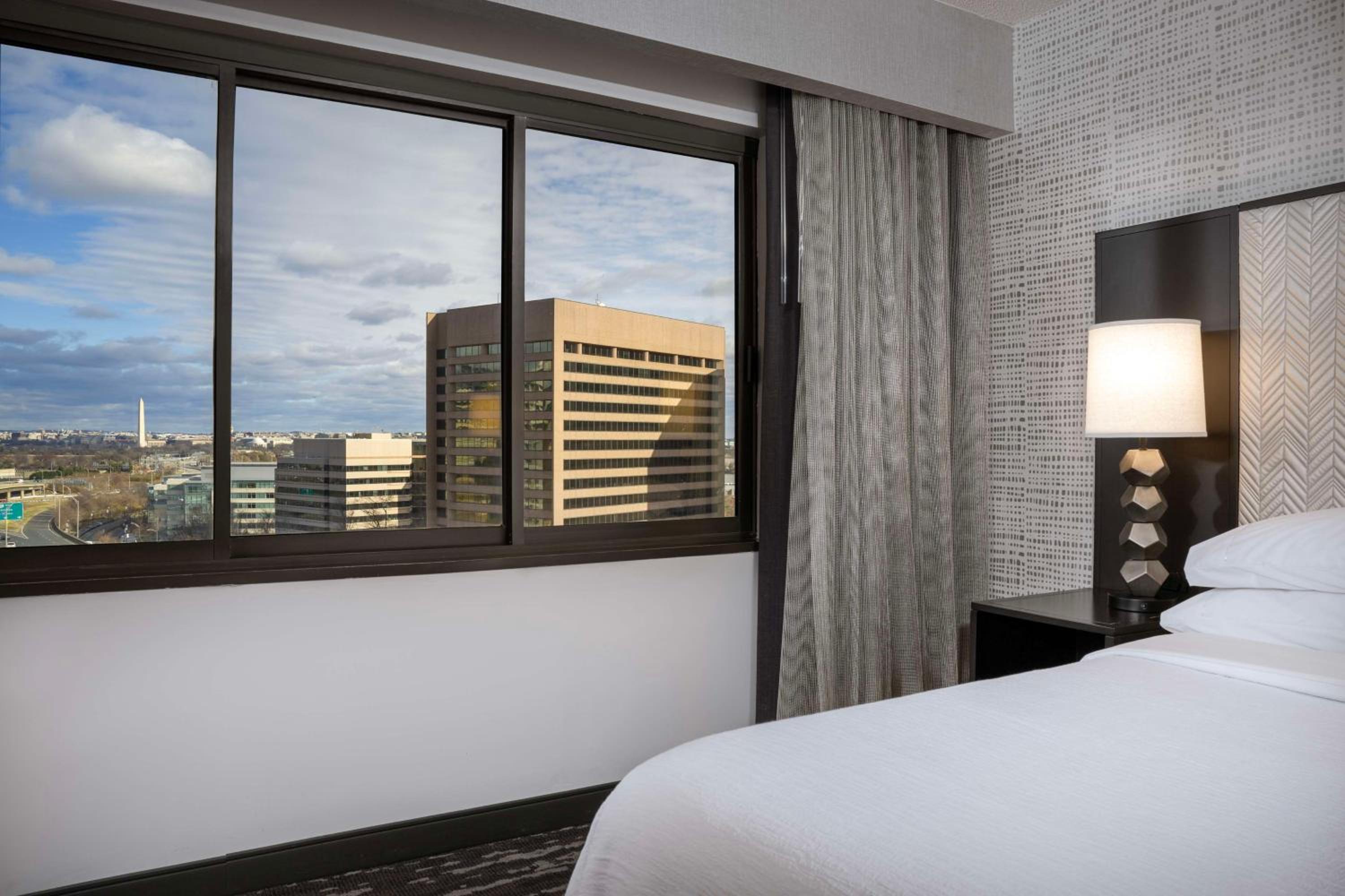 One-Bedroom King Suite with Washington Monument View - Photo 4