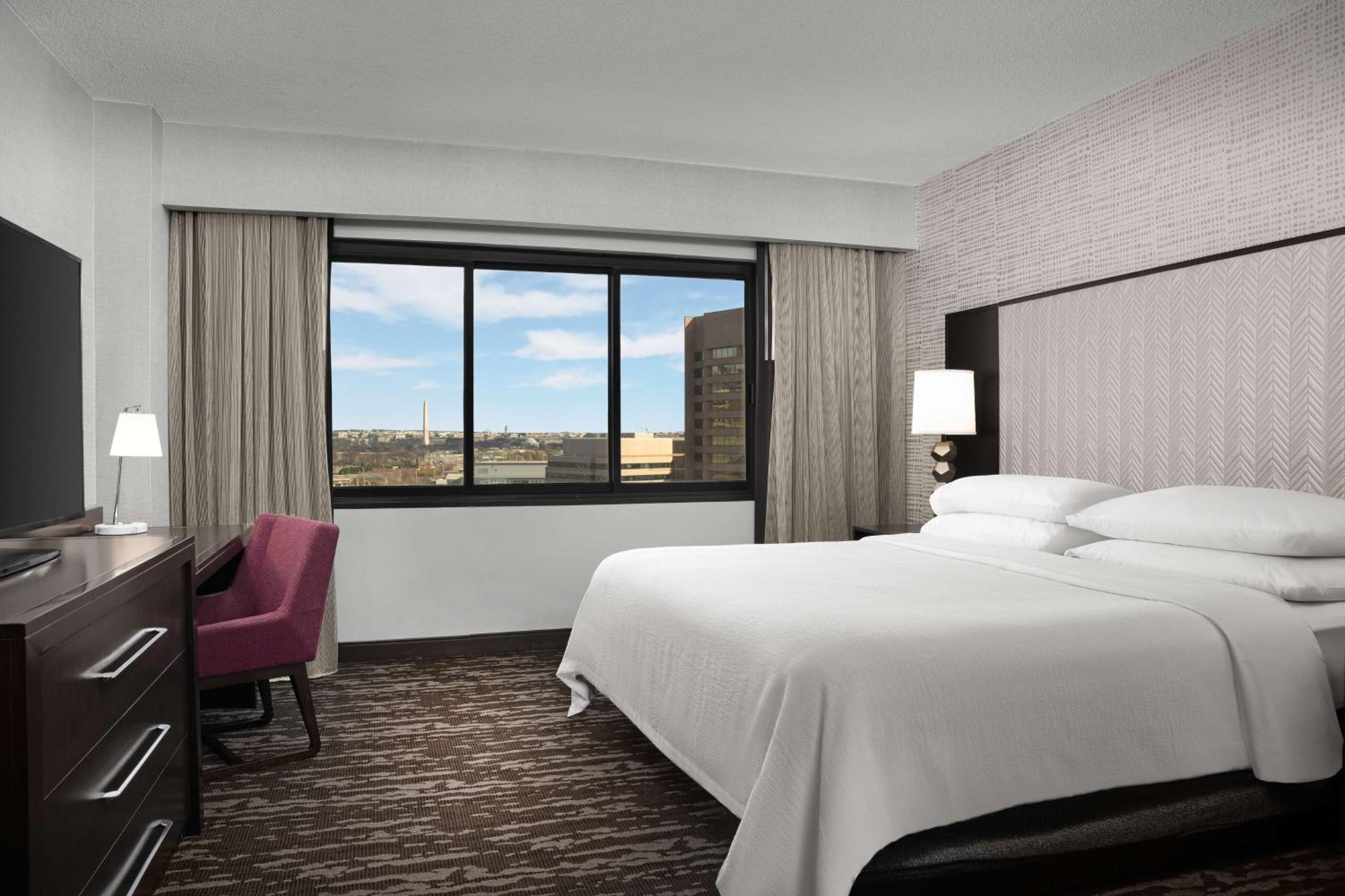 One-Bedroom King Suite with Washington Monument View - Photo 6