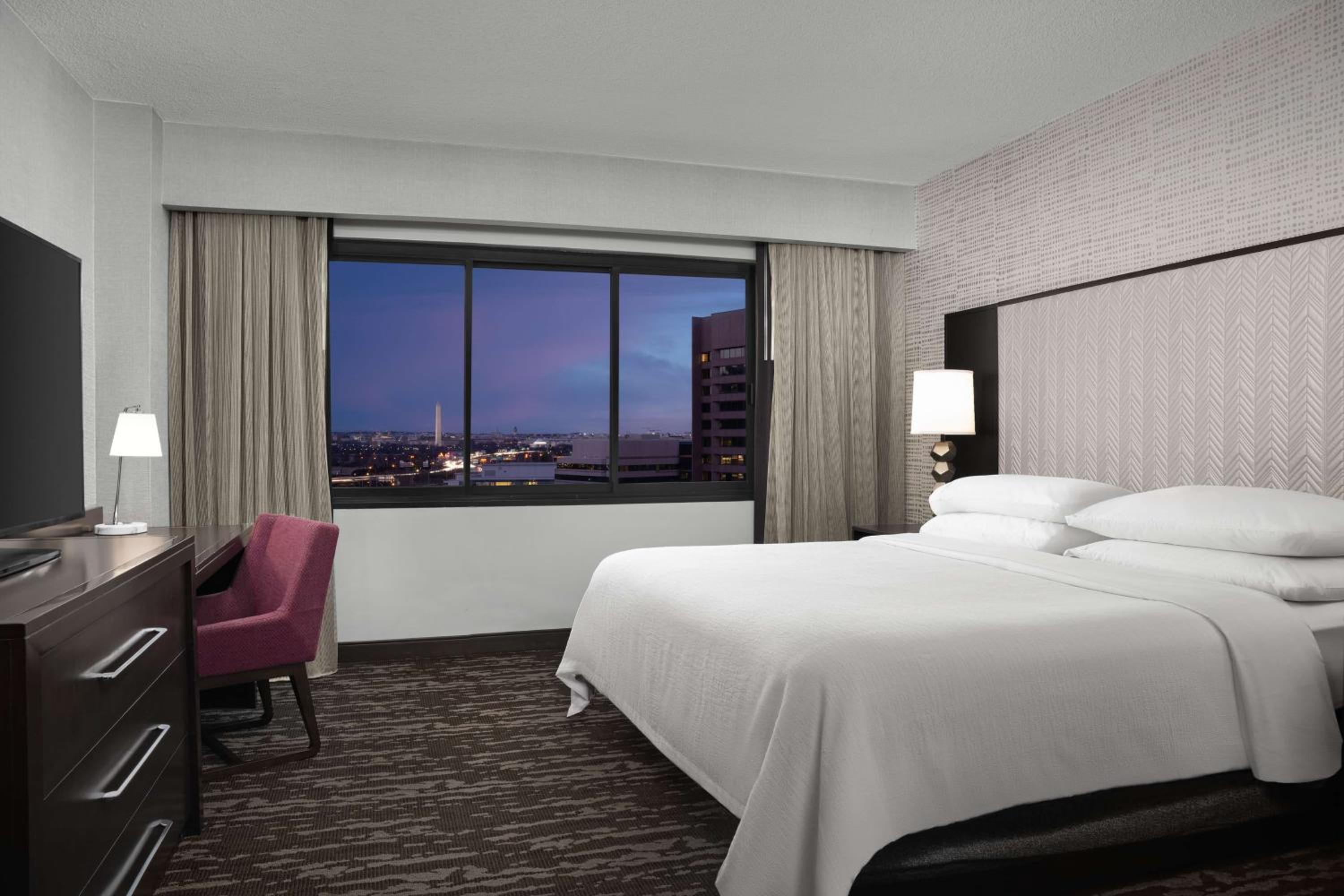 One-Bedroom King Suite with Washington Monument View - Photo 5