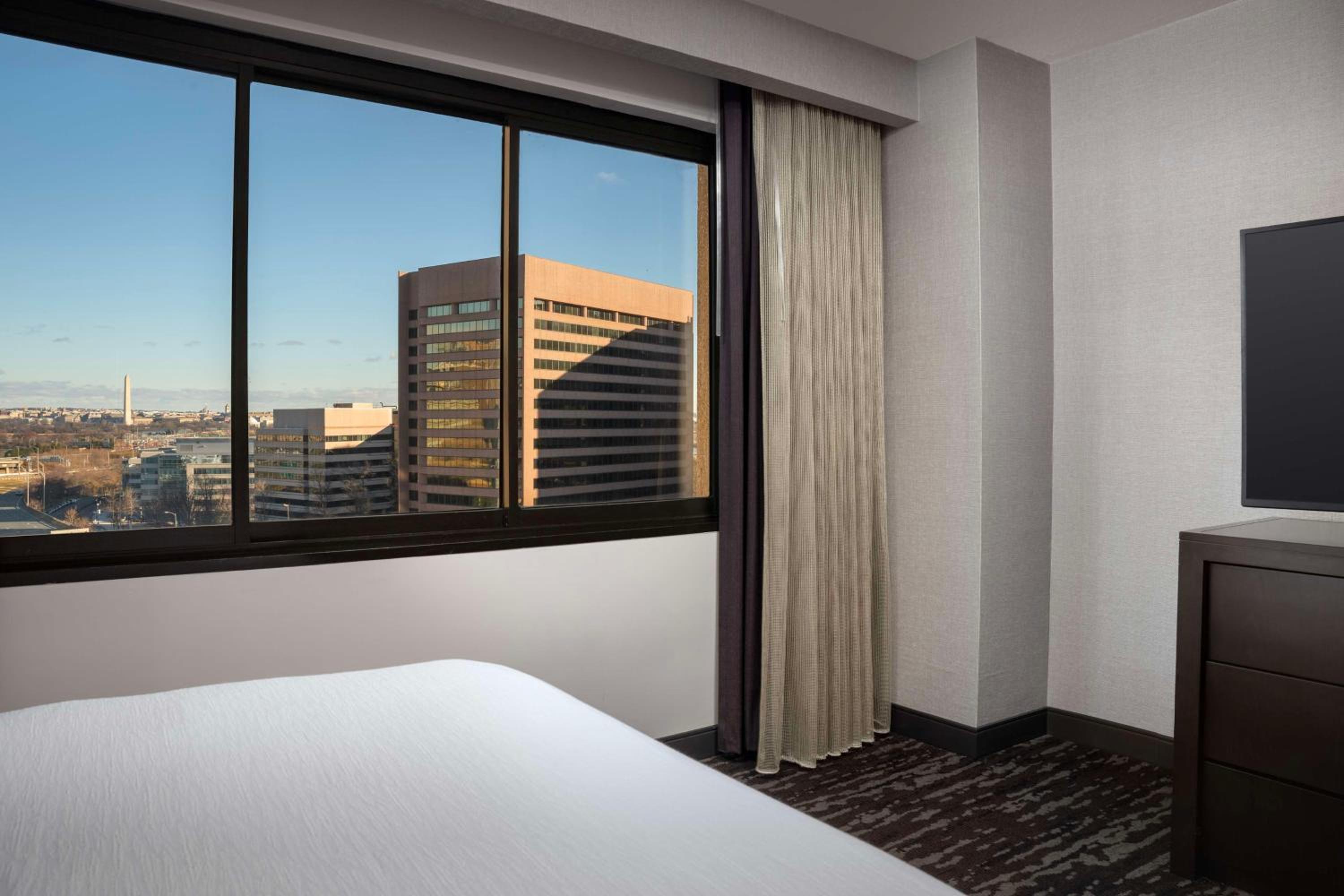 One-Bedroom King Suite with Washington Monument View - Photo 7