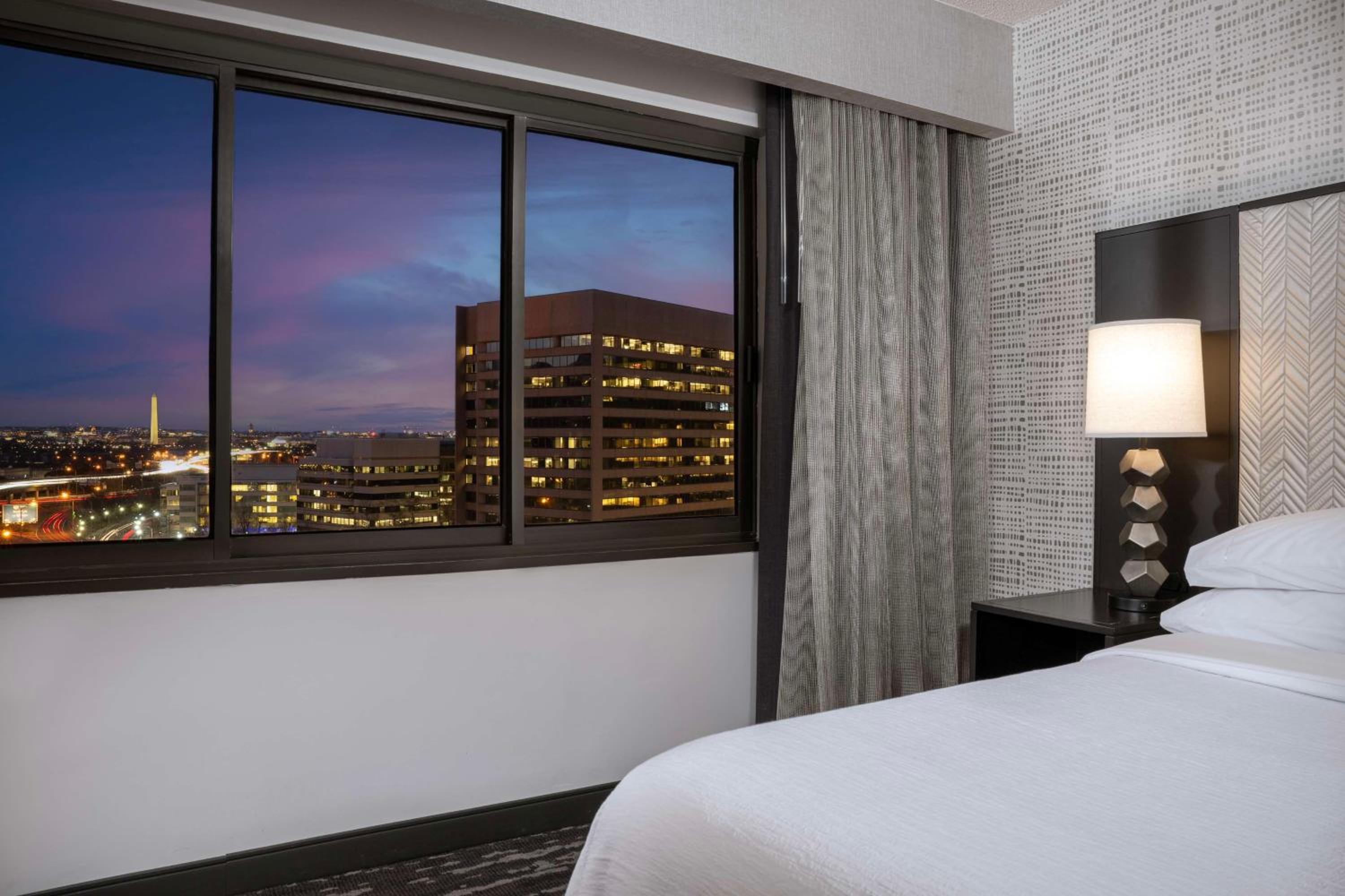One-Bedroom King Suite with Washington Monument View - Photo 8