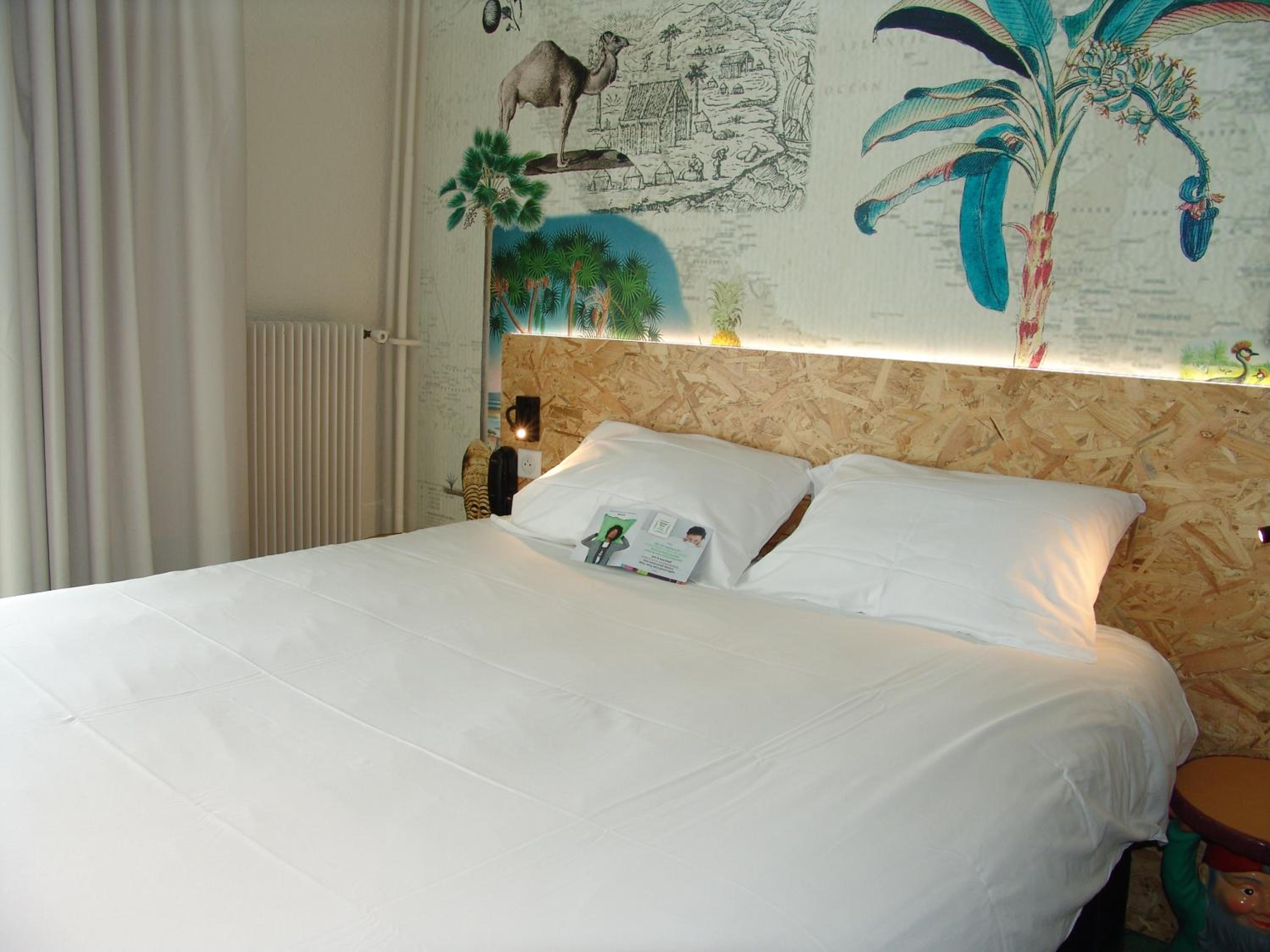 Standard Queen Room - Photo 7