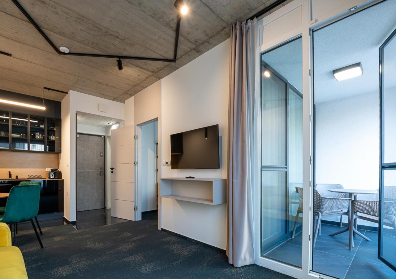 Apartment with Balcony - Photo 9