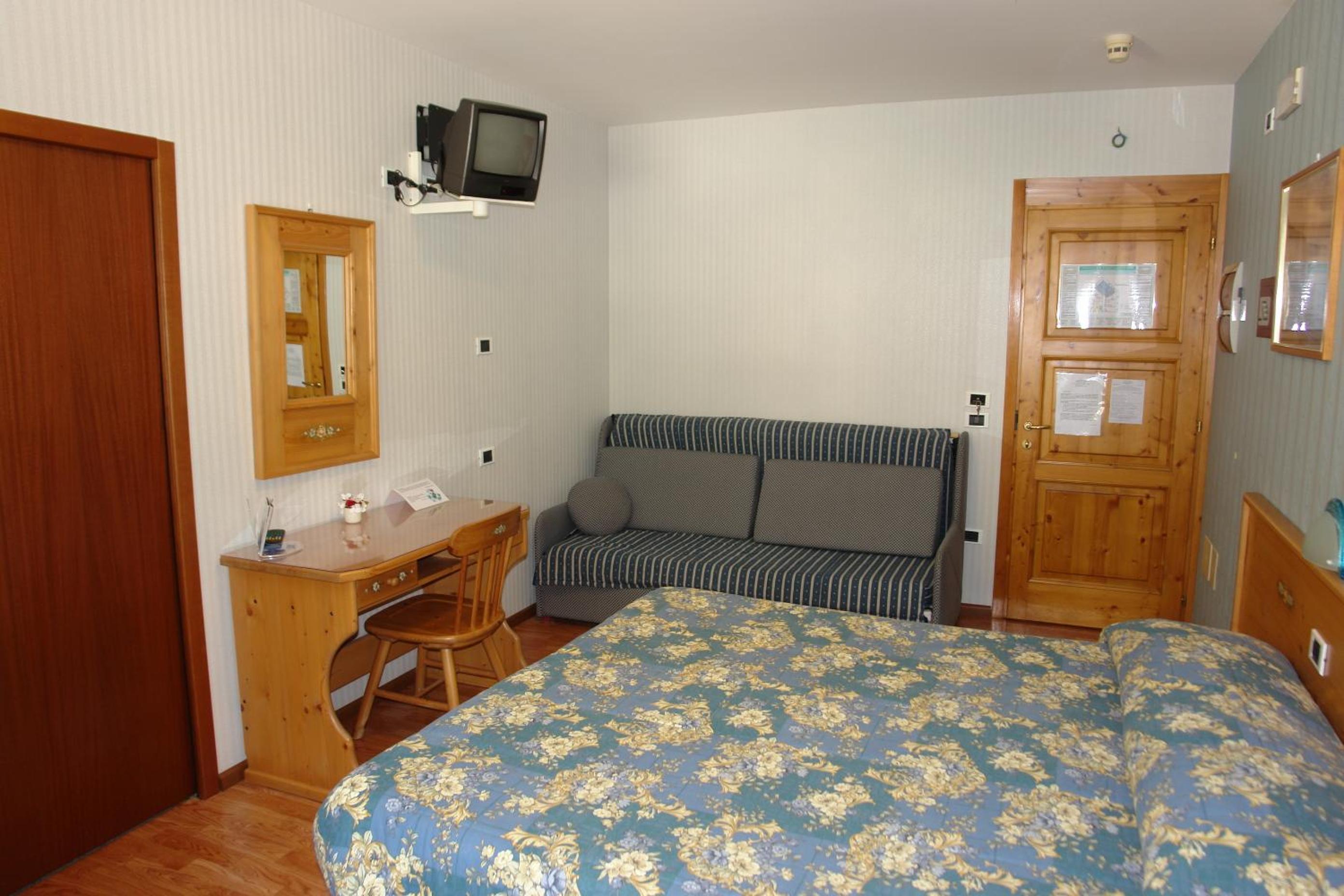 Standard Double or Twin Room photo 3