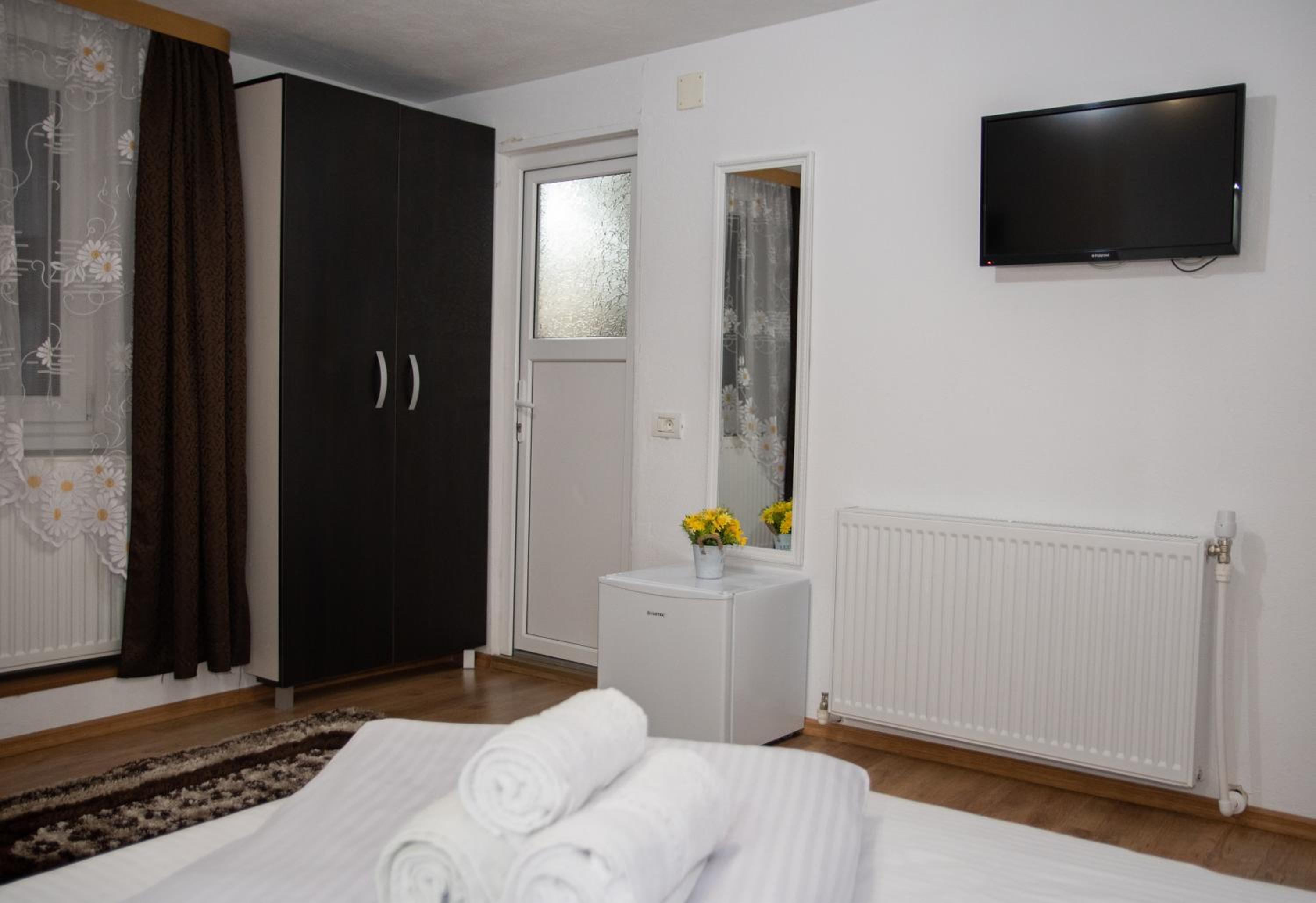 Five-Bedroom House photo 2