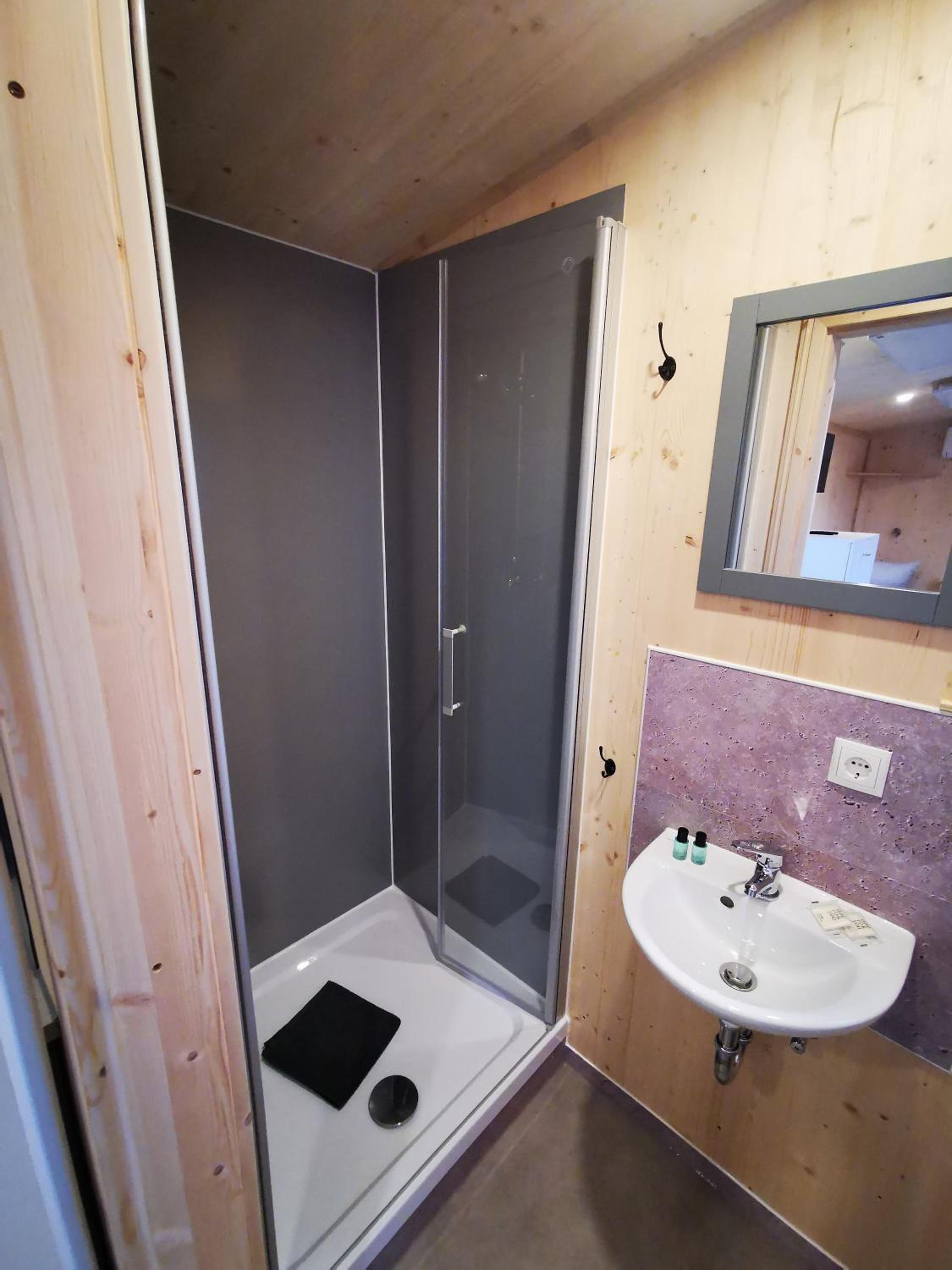 Mobile Home photo 3
