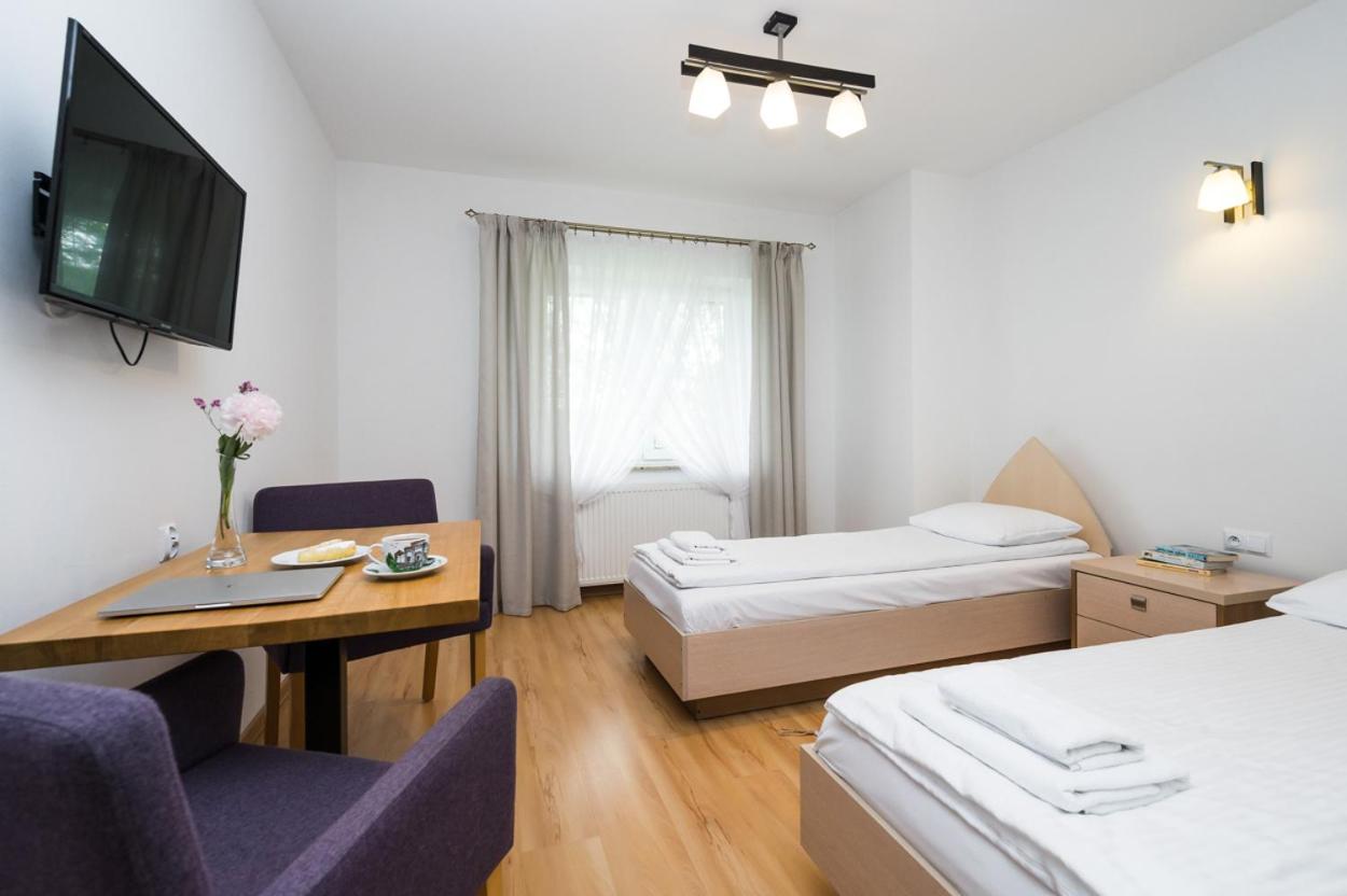 Budget Twin Room - Photo 10