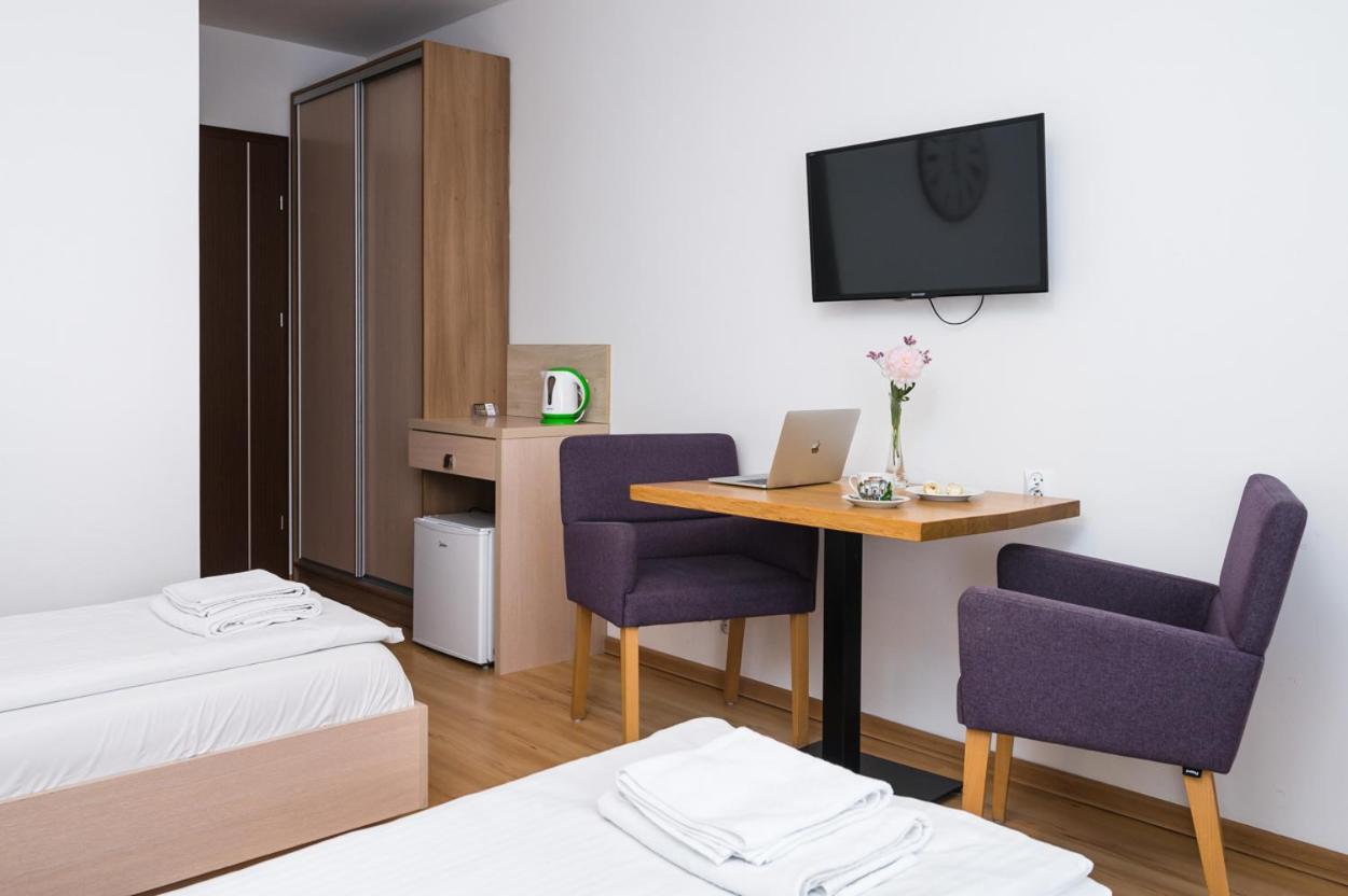 Budget Twin Room - Photo 12