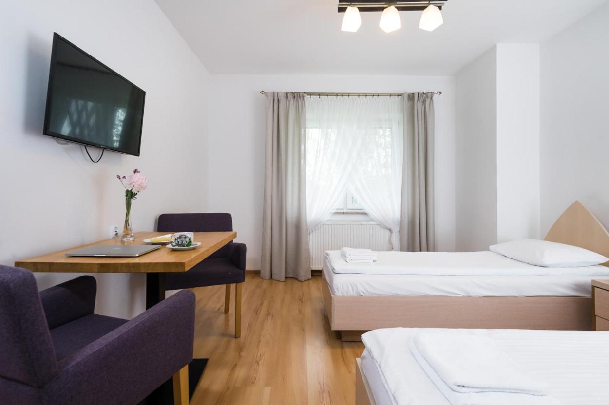 Budget Twin Room - Photo 13