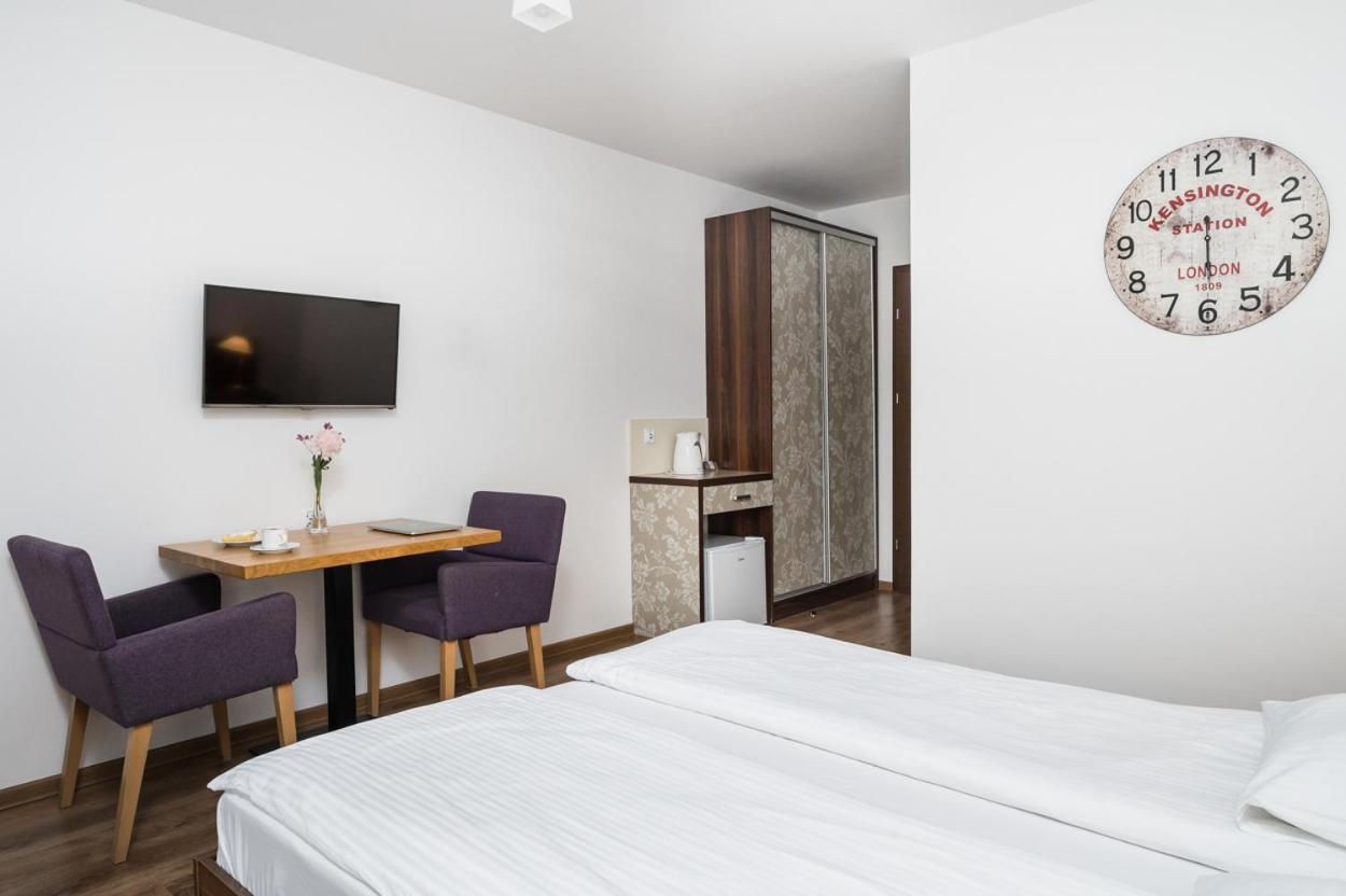 Budget Double Room - Photo 13
