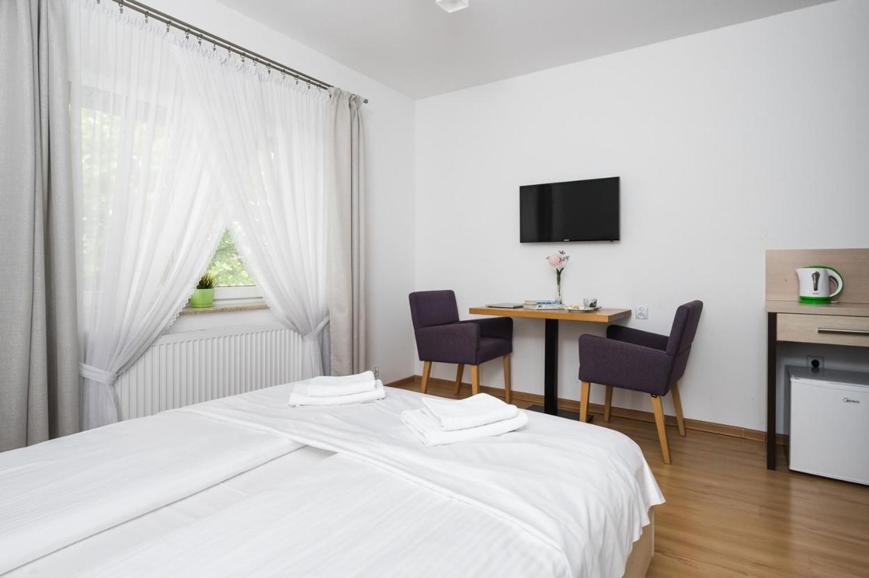 Budget Double Room - Photo 12